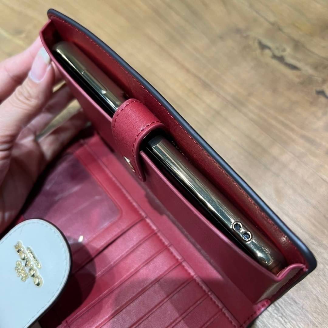 COACH C3371 TECH PHONE WALLET WITH SPACED WILDFLOWER ดีไซน์ใหม่ คอลเลคชั่นสวยหรู กระเป๋าสตางค์พร้อมสายคล้องมือ ง่ายต่อชีวิตมากจ้า!! มันดีอะไรเบอร์นี้ ใส่ได้ทั้งบัตร และโทรศัพท์ก็ใส่ได้ทุกรุ่น แถมยังมีช่องซิปแยกไปอีก ช่องเยอะไม่ต้องห่วงจริงๆ วัสดุหนังแคนวา