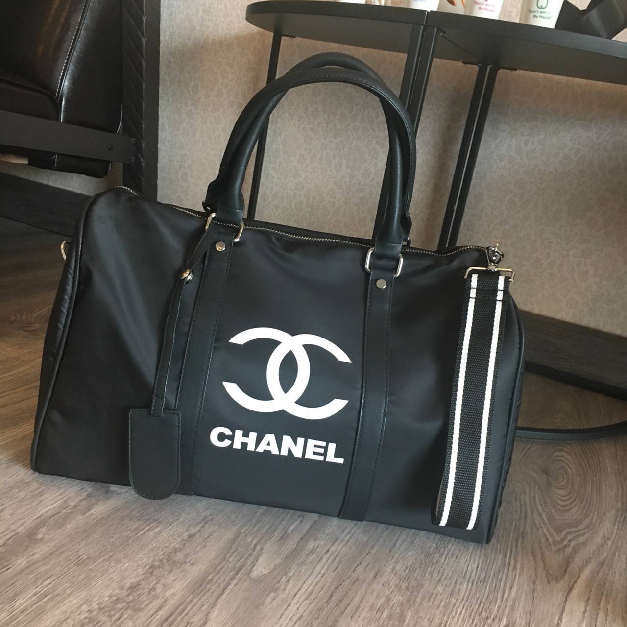 New item! อีกหนึ่งรุ่นที่การันตีความคุ้ม กับรุ่น travel & fitness bag จากงานพรีเมี่ยมกิ้ฟแบรนด์หรูอย่าง Chanel ตัวกระเป๋า nylon สลับหนัง PU กันน้ำได้ สกรีนโลโก้แบรนด์ตัดสีขาว เปิดปิดด้วยซิปแบรนด์ อะไหล่คุณภาพเยี่ยม ด้านในจุของได้เยอะมากๆ สายยาวแข็งแรง ถอด