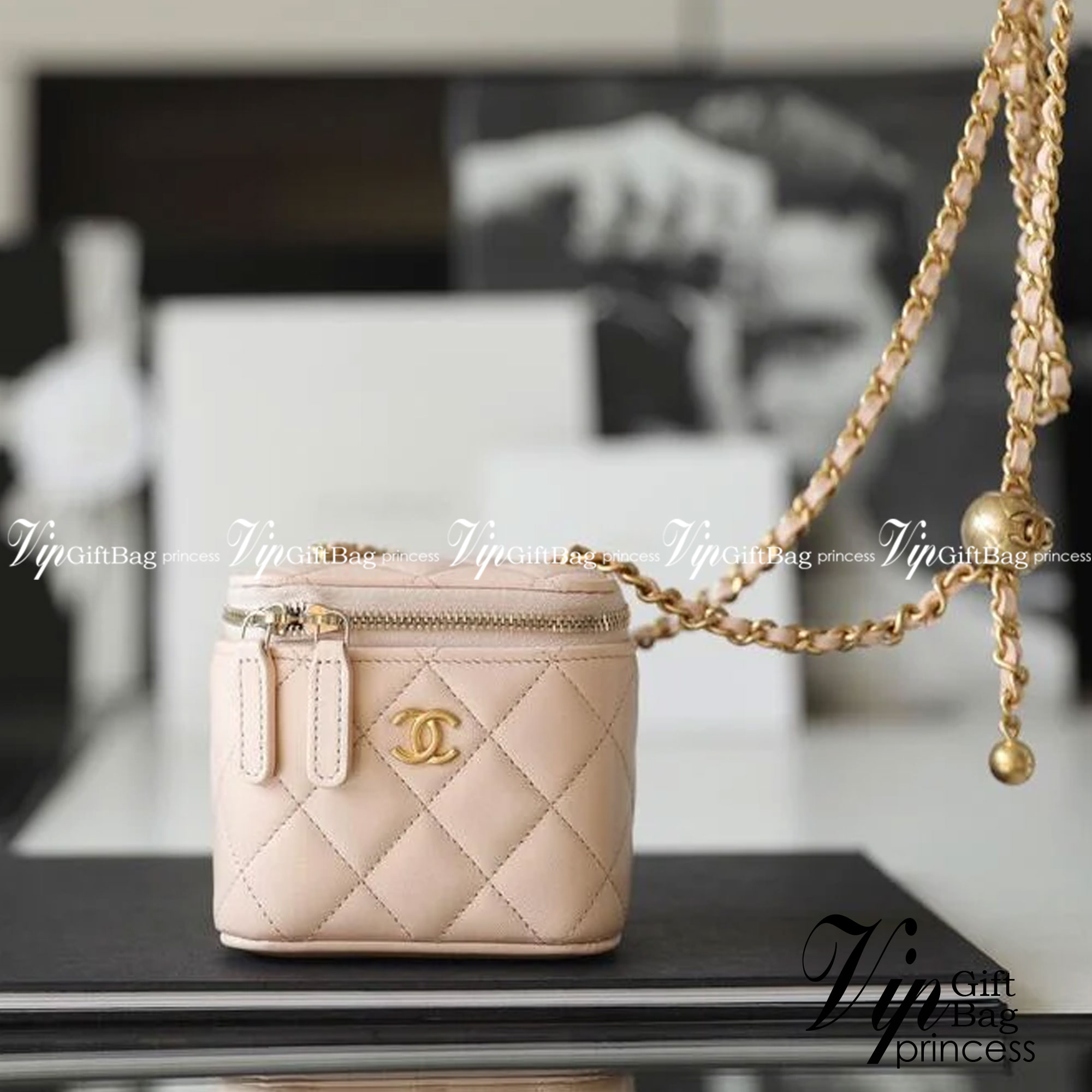 CHANEL Pearl Crush Vanity Case With Classic Chain / Chanel Vanity crossbody bag ฮอตสุด น่ารักสุด กระเป๋าทรงกล่องใบเล็กน่ารัก มี 2 ขนาด งานหนังสวย ตอบโจทย์และครองใจสาวๆ ได้อย่างแท้จริง ดีไซน์เรียบหรู มาพร้อมโลโก้อะไหล่ทองเพิ่มความโดดเด่น เป็นอีกรุ่นที่สาวๆ