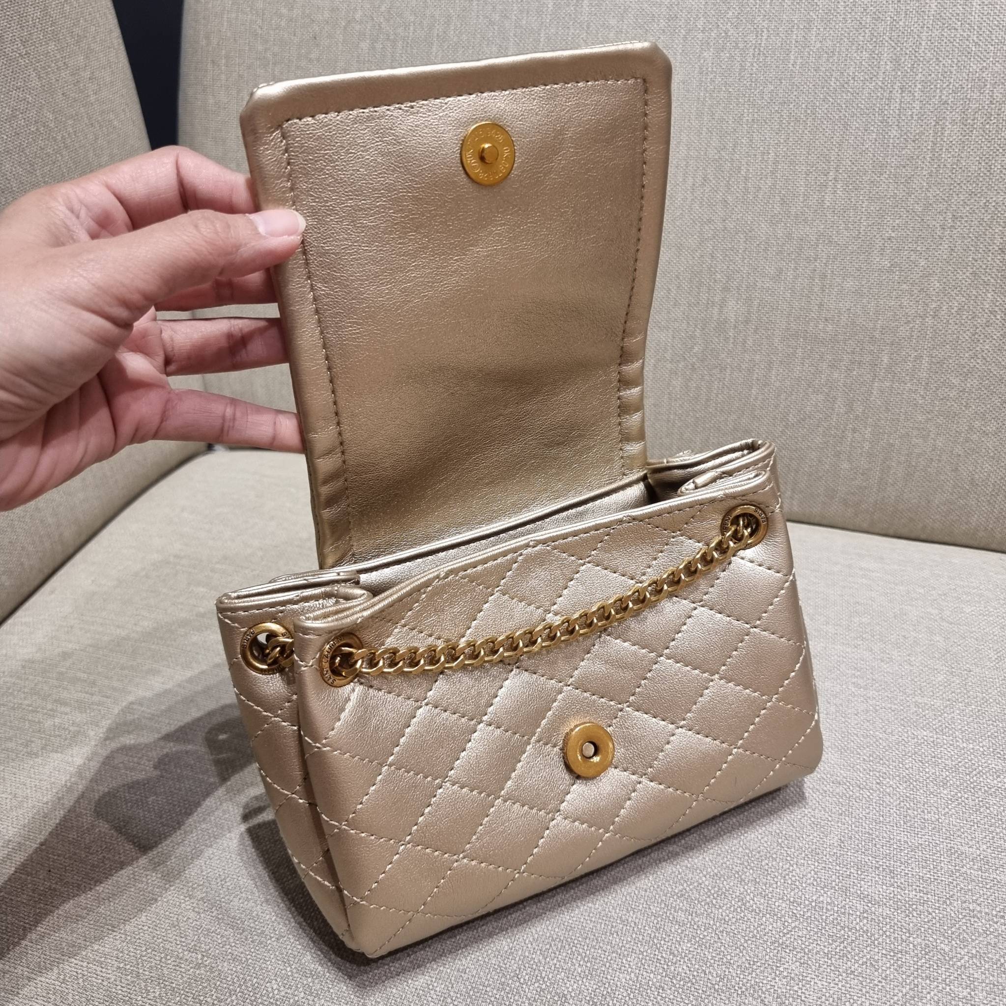 Yves Saint laurent mini nolita in lambskin / YSL mini nolita น้องสาวคนสวยที่ต้องตาเมื่อแรกเห็น กระเป๋าสะพายดีไซน์หรู ไซส์มินิ แบรนด์นี้ไม่เคยทำให้ผิดหวังจริงๆ ด้วยดีเทลความเรียบง่ายแต่มีความหรูอยู่ในตัว วัสดุหนังแกะ สัมผัสดีงามมากๆ เปิด-ปิดด้วยกระดุมแม่เห