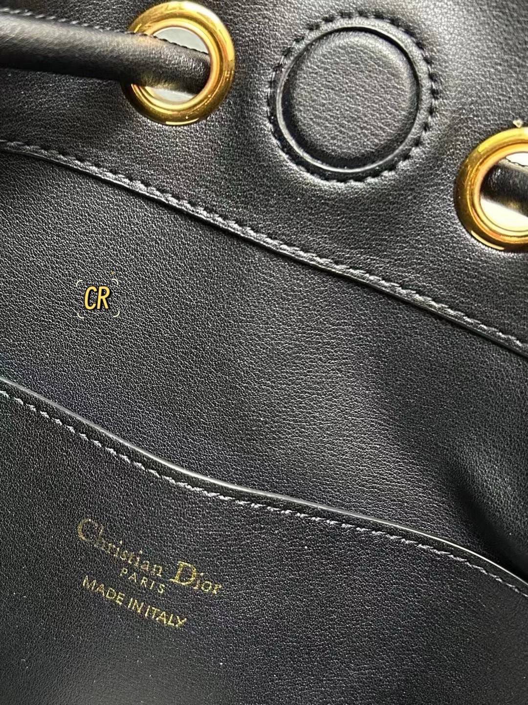 Dior Nolita Bag กระเป๋าสะพายทรงโท้ทรุ่นใหม่ สวยหรูเป็นเอกลักษณ์ตามแบบฉบับแบรนด์ มาพร้อมสายสะพายยาว ขนาดกำลังน่าใช้ ภายในโล่งกว้างจุของได้เยอะ สวยทันสมัยเหนือกาลเวลาต้องยกให้ใบนี้เลยค่ะ