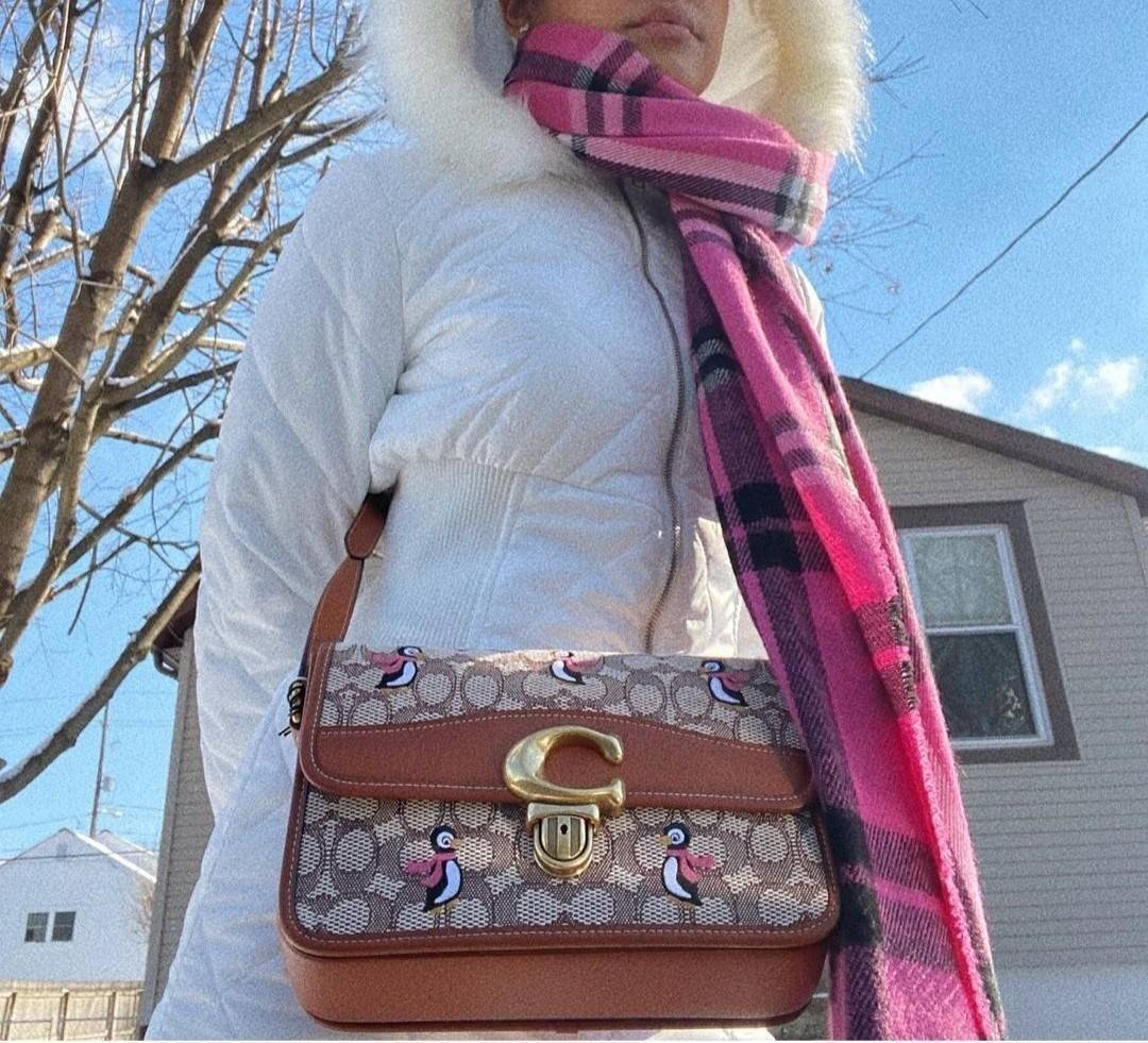 COACH STUDIO SHOULDER BAG IN SIGNATURE JACQUARD WITH PENGUIN MOTIF (C7935) กระเป๋าสะพาย ดีไซน์เฉียบ! สุดคลาสสิค ที่เป็นเอกลักษณ์เฉพาะตัว//วัสดุ JACQUARD พิมพ์ลาย SIGNATURE ผสมหนังแท้ รูปทรงสวย ดีเทลเรียบหรู เพิ่มดีไซน์โดดเด่น ด้วยการปักเย็บ รูปเพนกวินสุดน
