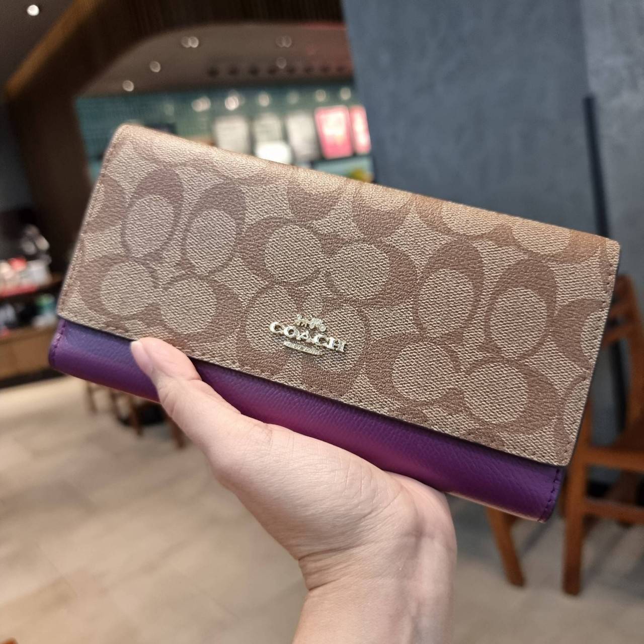 COACH F53763 TRIFOLD WALLET IN SIGNATURE กลับมาแล้วจ้า!! รุ่นขายดี!! 💓 ดีไซน์ใหม่ กระเป๋าสตางค์ใบยาว แถมที่ห้อยใส่บัตรแยกให้ (ถอดออกได้) น่ารักมากๆ ใช้งานง่าย เปิด-ปิดด้วยกระดุม ภายในใส่ธนบัตร ใส่บัตรได้เยอะ ใส่มือถือได้ไปอีก!! จุใจสุดๆ บอกเลยว่าใ