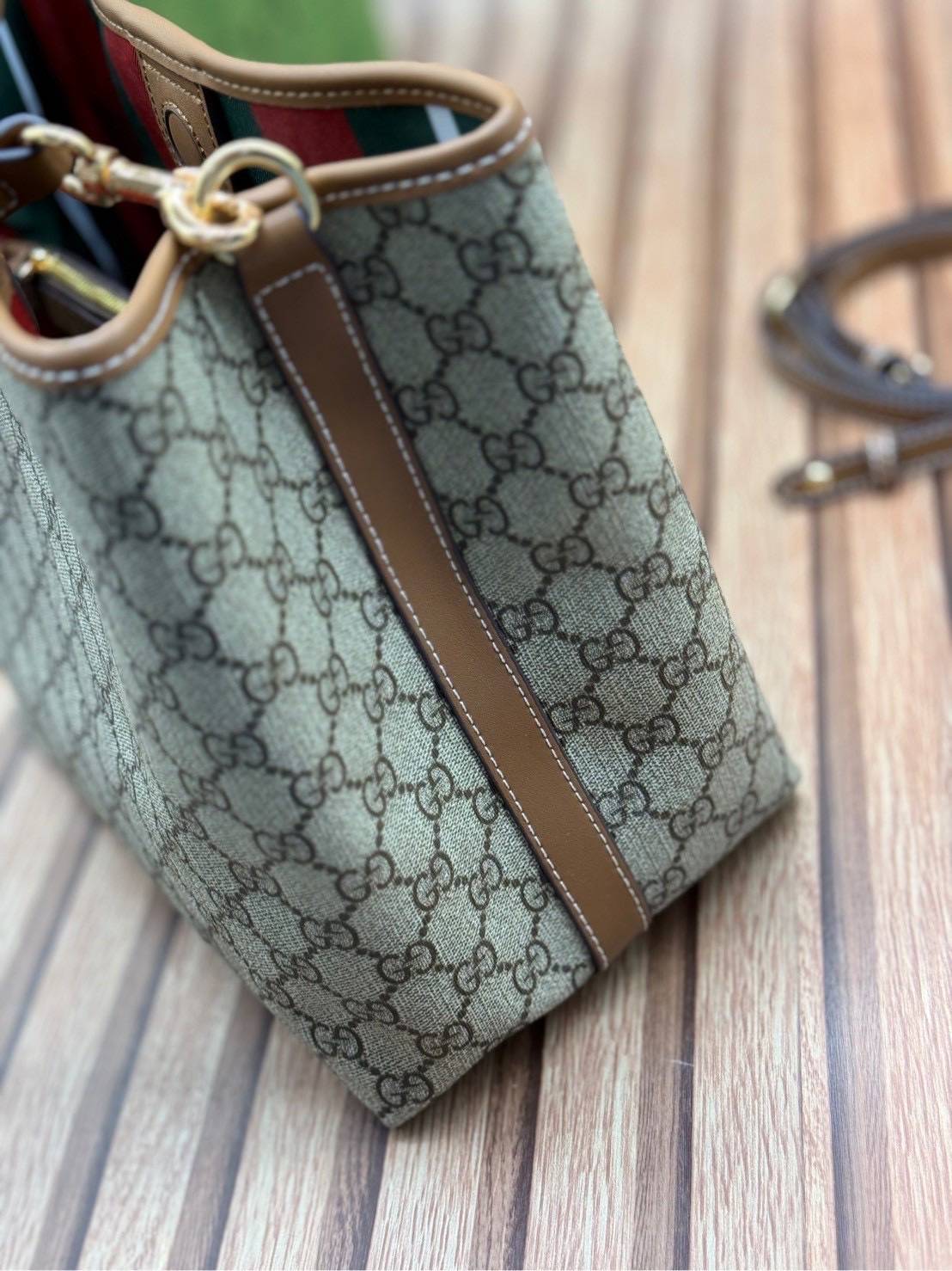 ORI หนังแท้ | GUCCI GG Emblem medium bucket bag กระเป๋าถือ/สะพายทรงบัคเก็ต ขนาดกลางใบใหญ่ จุของได้เยอะ ดีไซน์คลาสสิคคงความเอกลักษณ์