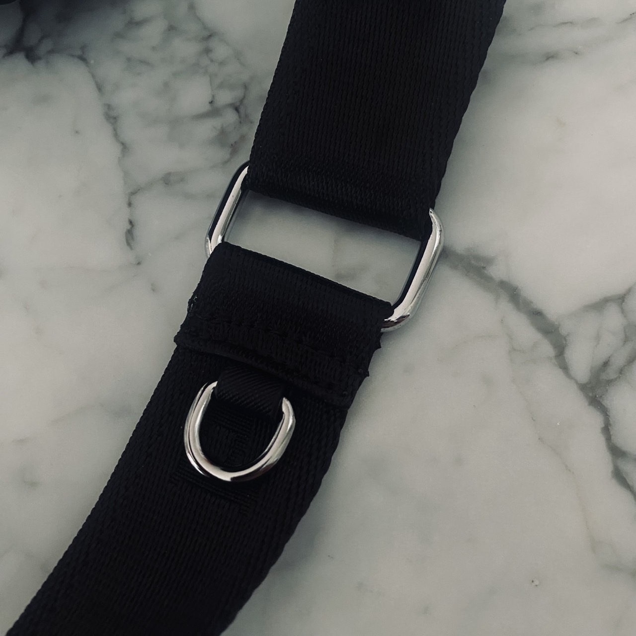 Prada Re-Nylon Messenger Crossbody Bag กระเป๋าสะพายทรงแมสเซ็นเจอร์ รุ่น Unisex ใช้ได้ทั้งชายหญิง รุ่นยอดนิยมดีไซส์เรียบง่าย โทนสีดำคลาสสิกเข้าได้กับทุกลุค