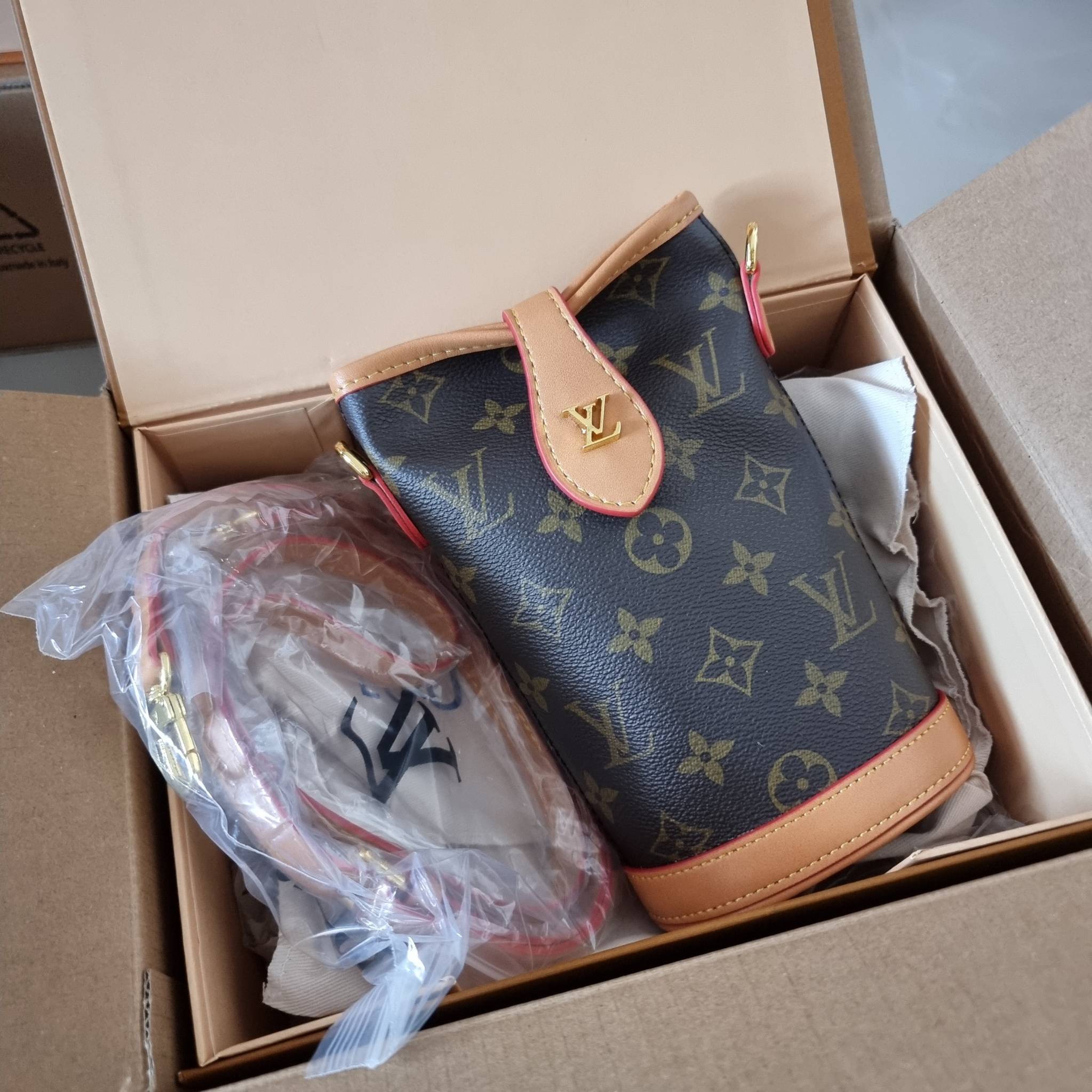 LV FOLD POUCH กระเป๋าสะพายไซส์มินิ น่ารักน่าใช้ มีความกะทัดรัด ไม่เกะกะ แต่สามารถใส่ของจำเป็นได้ ใส่โทรศัพท์ กระเป๋าสตางค์ใบเล็กได้ รูปทรงสวย วัสดุหนังแคนวาส ปากกระเป๋ามีกระดุมแม่เหล็กคาด ใช้งานได้สะดวกยิ่งขึ้น ภายในเป็นช่องโล่ง มาพร้อมสายครอสถอดออกได้ ปร