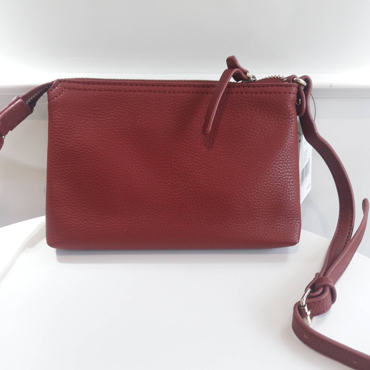 KATE SPADE NEW YORK กระเป๋าสะพายขนาดเล็ก หนังนิ๊มนิ่ม เปิดปิดด้วยซิป มีที่จับหนังเก็ๆ ด้านในมีช่องซิป+ช่องใส่ของจุกจิก ใส่กปต.สั้น + มือถือได้ทุกรุ่น น้ำหนักเบา สายพะพายปรับได้แบบเข็มขัด สะพายชิวๆ Minimal look น่ารักมากๆค่ะ