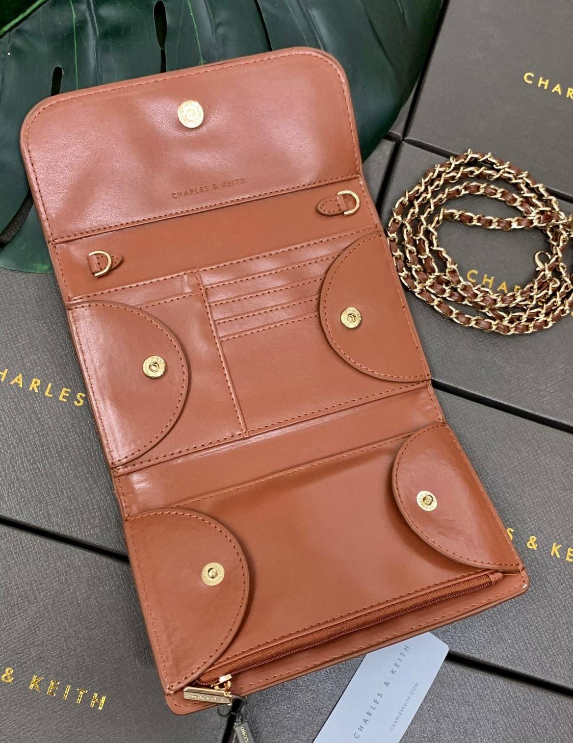 CHARLES & KEITH BAG กลับมาอีกครั้ง รุ่นขายดีค่ะ...กระเป๋าสตางค์มีสายสำหรับสะพายข้างหรือแบบครอสบอดี้ร์ได้ค่ะ วัสดุหนังเรียบ ด้านหน้ามีอะไหล่โลโก้แบรนด์ เปิดปิดกระเป๋าแบบกระดุมแม่เหล็ก ภายในมีช่องใส่ธนบัตร สามารถใส่แบงค์พันได้ค่ะ มีช่องใส่บัตรต่างๆ ช่องซิปส