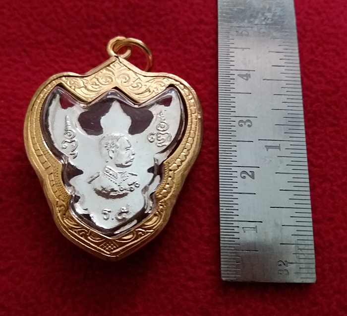 จี้พญาครุฑหลังเสด็จพ่อร.5องค์ใหญ่เนื้อเงินขัดเงาเลียมกรอบทองไมครอนลงยาพร้อมใบคาถาค่ะ