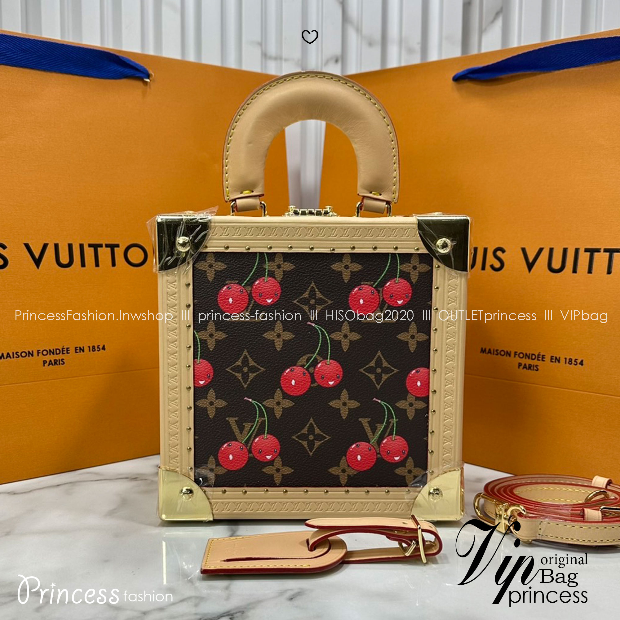 ORI หนังแท้ | LV x TM Mini Square Trunk Cherry Monogram Canvas กระเป๋าสะพายทรงกล่องทรังค์ดีไซน์ขนาดเล็กพกพาสนุก เอกลักษณ์เหนือกาลเวลา Monogram แคนวาสแสนคลาสสิกประดับลายเชอร์รี่สไตล์ Kawaii