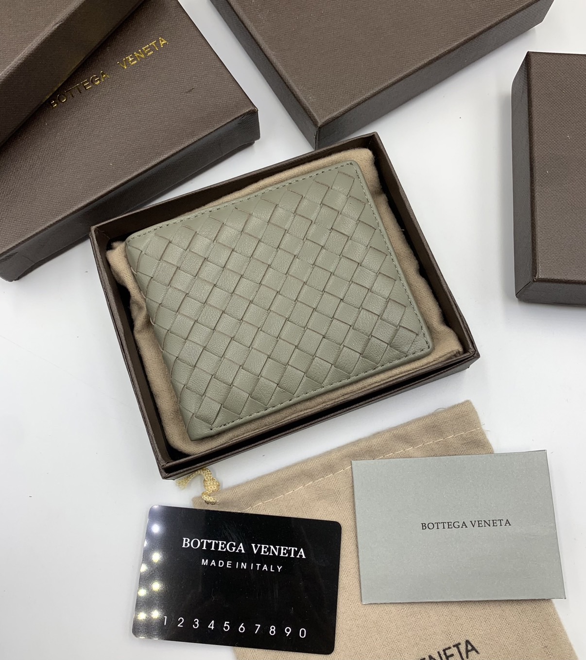 หนังแท้ BOTTEGA VENETA WALLET / BV Wallet พร้อมส่งที่ไทย กระเป๋าสตางค์ใบสั้นคุณผู้ชาย รุ่นตามหา มาเท่าไหร่ไม่เคยพอเลยค่า เป็นรุ่นคลาสสิกที่หยิบมาใช้งานได้บ่อยที่สุด งานหนังลูกวัวแท้ทั้งใบ ใช้ทนทานได้นาน ใช้ทนทานได้นานภาพสินค้าถ่ายจากงานขายจริง ใช้งานต่างป