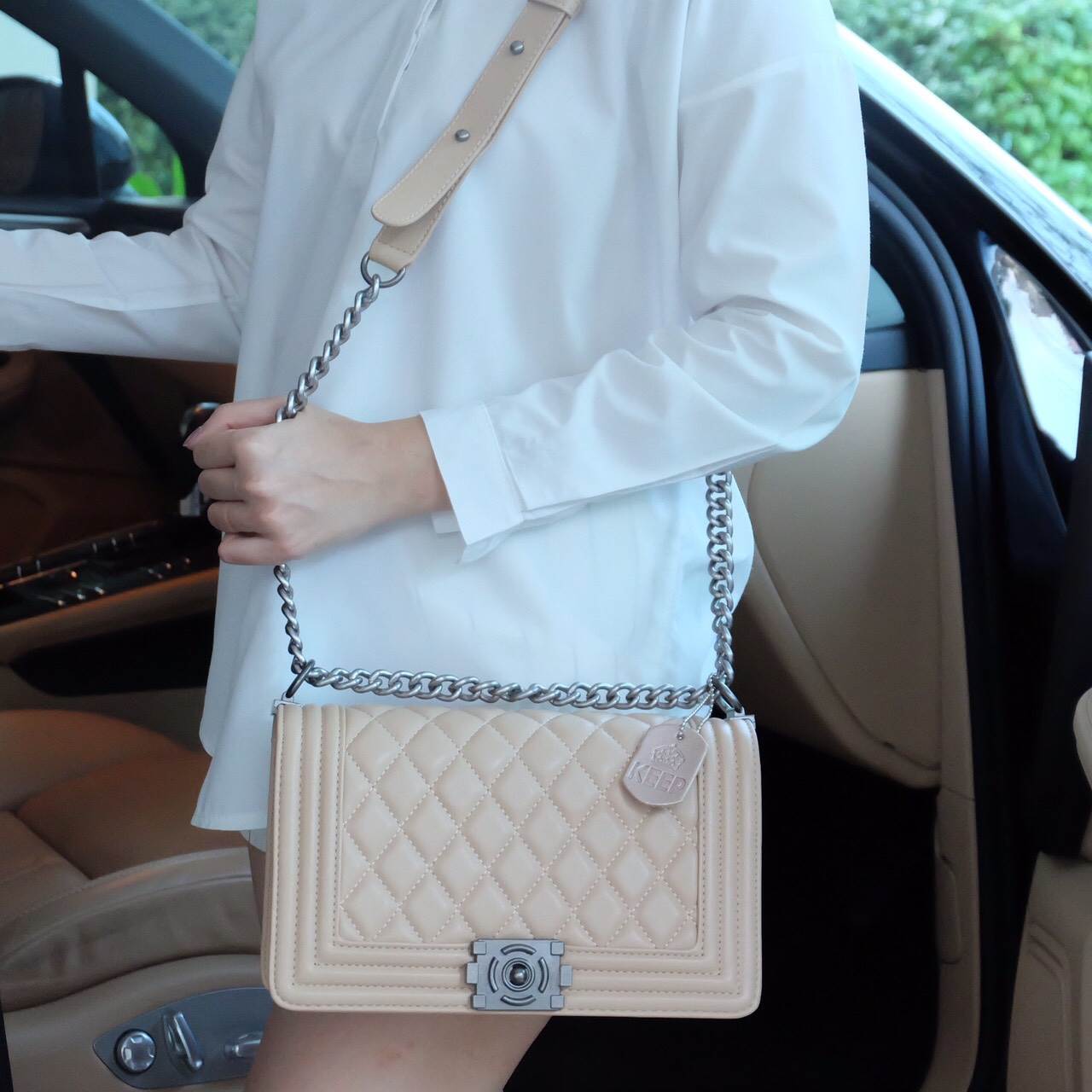 สีใหม่ รุ่นขายดี ' Cozy Beige ' !!!! KEEP Quited Boy Bag กระเป๋า ทรง boy style KEEP LOOK Cool มากๆ เลยน๊าใบนี้ ไม่มีถือว่า Out มากๆ 💘ตัวกระเป๋าอยู่ทรง ทำจากหนังแกะสังเคราะห์นิ่ม-ตึงสวย สายโซ่ มีที่รองไหล่ สะพายสบายคะ สายปรับ สั้น ยาวได้ค