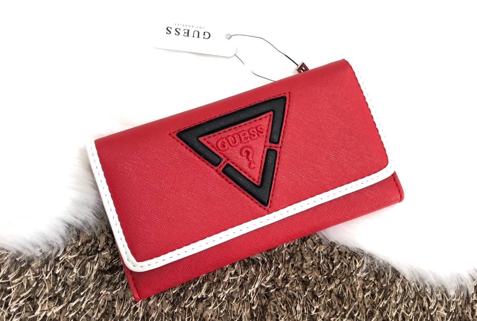 NEW! GUESS FACTORY WOMEN'S WALLET กระเป๋าสตางค์ใบยาวหนัง Saffiano สวยหรูอยู่ทรงคุณภาพดีตามแบบฉบับของแบรนด์ด้านหน้ามีโลโก้แบรนด์ เปิดปิดด้วยฝาปิด ภายในมีทั้งช่องใส่รูป ช่องใส่ธนบัตร ใส่แบงก์พัน และช่องใส่บัตรหลายช่องแยกเป็นสัดส่วน ด้านหลังมีช่องซิป ภา
