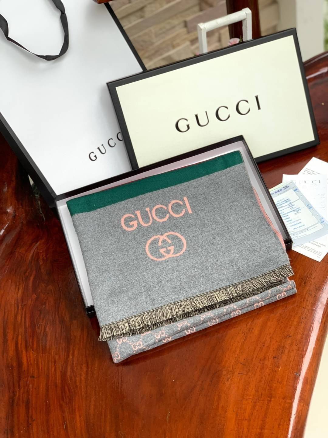 Gucci Pattern Logo Cashmere Shawl Scarf แบรนด์ดังจากประเทศอิตาลี ด้วยงานพรีเมี่ยมกิ้ฟ ส่งมอบความรู้สึกดีๆให้กับคนที่คุณรัก ในรูปแบบผ้าพันคอและผ้าคลุมไหล่ผืนใหญ่สีสันไม่ฉูดฉาด เหมาะกับชุดที่เป็นทางการหรือลำลองก็ได้ เป็นผ้าที่ให้ความอบอุ่น ถักทอด้วยผ้าcashm