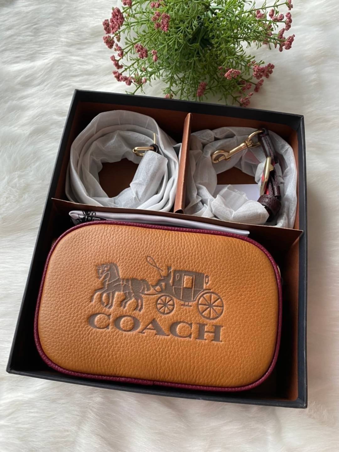 COACH JES CONVERTIBLE BELT BAG IN COLORBLOCK 2IN1 !! กระเป๋าคาดอก/สะพายข้าง ใช้ได้ถึง 2 แบบ!! คุ้มค่ามากที่สุด!! วัสดุหนัง pepble ดีไซน์เรียบ แต่หรู ภายในเป็นช่องโล่ง ใบนี้สาวๆที่ไม่ชอบพกของเยอะ เหมาะมากๆน้า 🙇♀️ ของดีราคาจับต้องได้ ไอเท็มนี