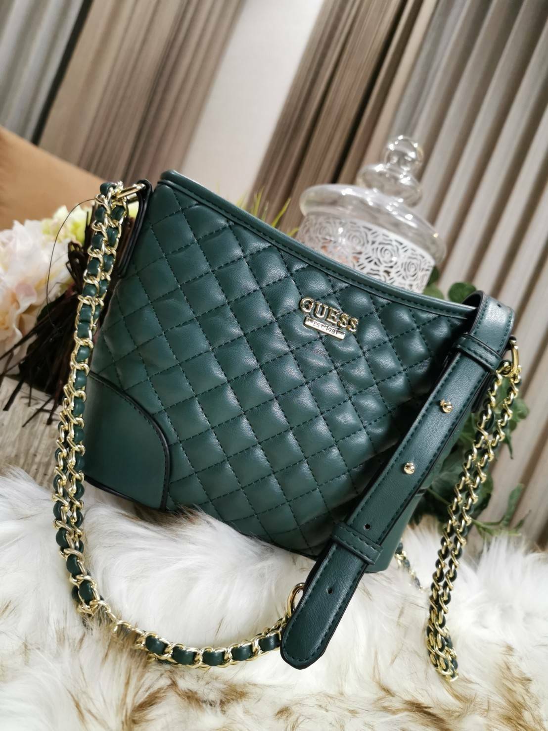 Guess Woman Factory Crossbody Bag กระเป๋าสะพายรุ่นใหม่ดีไซน์สวยหรูคลาสสิคจาก GUESS FACTORY วัสดุหนังเเกะสังเคราะห์เนื้อหนานิ่มลายตาราง เปิดปิดด้วยซิปสะดวกใช้ ด้านหน้ามีโลโก้ ภายในมีโลโก้ช่องใส่ของ และช่องซิป ใส่กระเป๋าสตางค์ใบยาว ของใช้ได้จุ มาพร้อมสายสะพ