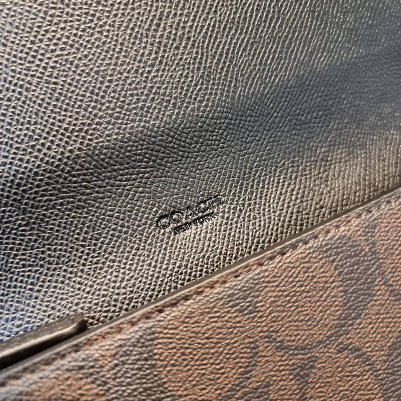 COACH F52601 POP SLIM ENVELOPE WALLET IN SIGNATURE รุ่นขายดี ขายหมด!! รุ่นหายาก!! เติมสต็อคจ้า!! กระเป๋าสตางค์รุ่นฝาพับ ดีไซน์เรียบหรู คลาสสิค ใช้งานง่ายและสะดวกมากๆ ด้วยซองซิปที่เสียบด้านหลัง ถอดแยกออกมาใช้ได้ หรือเอาออก พกกระเป๋าเดี่ยวๆก็ได้ ถือใบนี้ดูไ