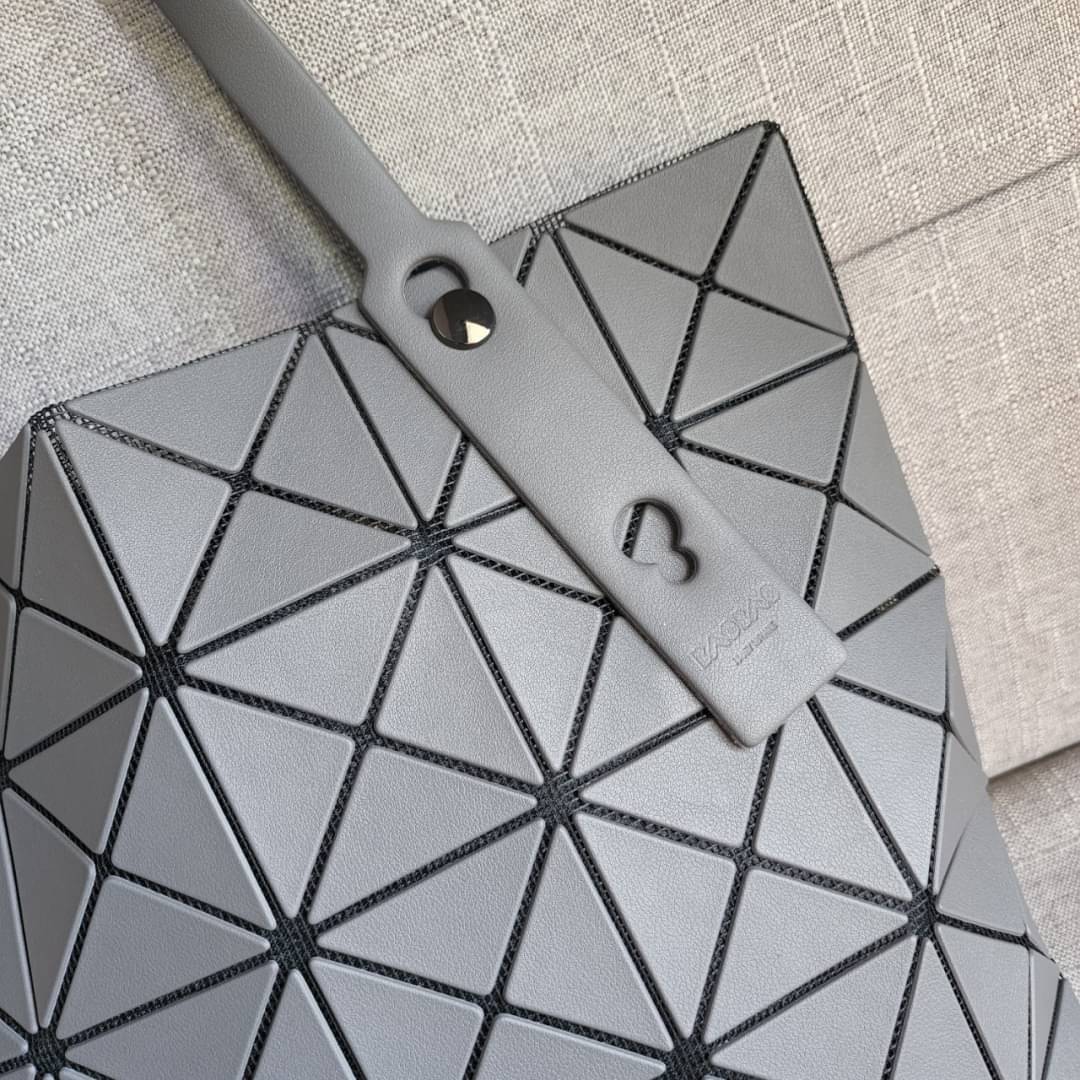 BAO BAO ISSEY MIYAKE LUCENT ONE-TONE กระเป๋า Bao Bao จากแบรนด์ดัง Issey Miyake แบรนด์แฟชั่นจากประเทศญี่ปุ่น ซึ่งมีสินค้ามากมายไม่ว่าจะเป็นเสื้อผ้า นาฬิกา น้ำหอม และที่ขาดไม่ได้นั่นก็คือ กระเป๋า Bao Bao ที่มีความพิเศษในเรื่องของวัสดุและดีไซน์ที่ครองใจสถาปน