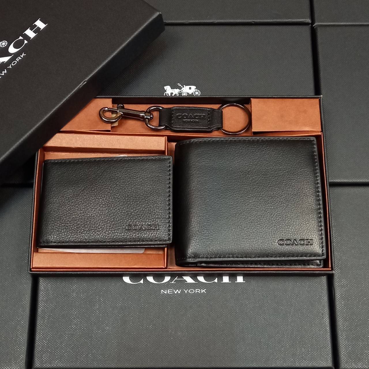 COACH COMPACT ID WALLET IN SPORT CALF LEATHER WITH KEY FOB LIMITED BOX(COACH F74991)🍁BOX SET กระเป๋าสตางค์ใบสั้น มาพร้อมใบลูกแบบแพ๊คคู่+และพวงกุญแจ//วัสดุหนังแท้ หนังนิ่ม เนื้อสัมผัสคือดีมากๆ ยิ่งจับ ยิ่งดูดี มาดเข้มบาดลึกลงตัวมาก ดูมีเสน่ห์น่าค้น