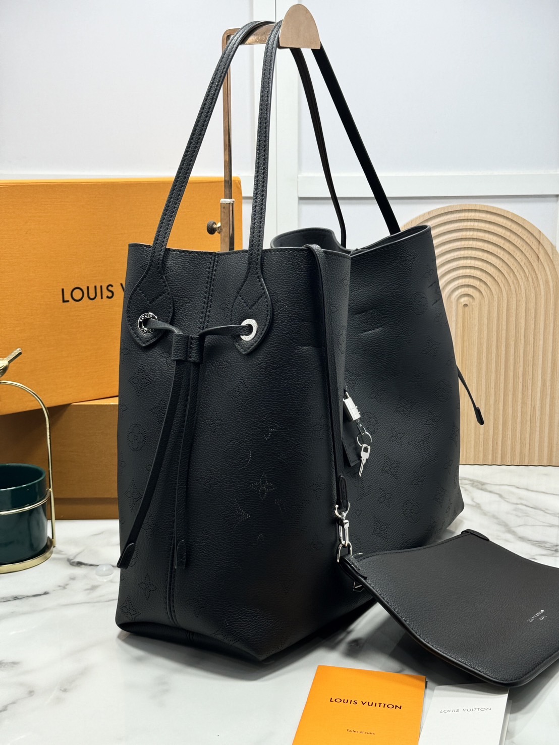 ORI หนังแท้ | LV Boundless Bag กระเป๋าสะพายทรงโท้ทใบใหญ่ ฉลุลายโมโนแกรมเต็มใบ สวยสุดคลาสสิก โทนสีเรียบง่ายใช้งานง่าย หรูหรามีระดับเหนือกาลเวลา