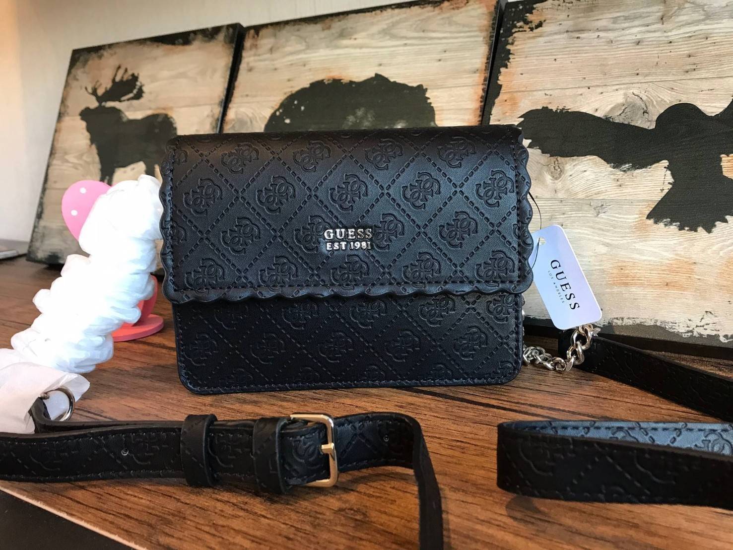 Guess Rayna Logo-Embossed Mini Crossbody กระเป๋าสะพายข้างทรง ครอสบอดี้ วัสดุหนัง pu ปั้มลาย Signature รอบใบรวมถึงสายยาว สวยตั้งอยู่ทรง ด้านหน้ามีโลโก้แบรนด์ เปิดปิดด้วยฝาปิดกระดุมแม่เหล็กซับในลายแบรนด์ มีช่องใส่บัตร ใส่มือถือ ของใช้จุกจิกได้เยอะ น้ำหนักเบ