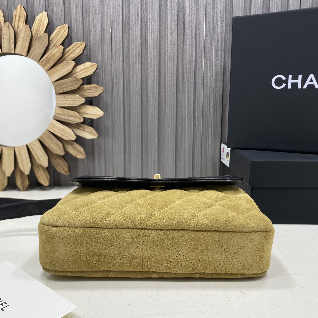 ORI หนังแท้ | Chanel Mini Flap Velvet Leather Bag กระเป๋าสะพาย ดีไซน์ทูโทนสุดไอคอนิก ฝาพับหนังตัวกระเป๋ากำมะหยี่โทนสีเบจ ตัดสีกันอย่างลงตัว สวยหรูโดดเด่น