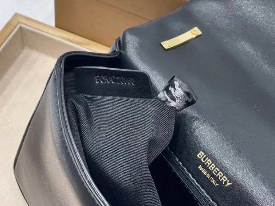 Burberry Quilted Lambskin Lola Bag BURBERRY FRAGRANCES QUITED LAMBSKIN BAG VIP GIFT WITH PURCHASE GWP พรีเมี่ยมกิ๊ฟ Limited จาก BURBERRY Perfume DutyFree หนังแท้ Lambskin หนังนิ่มสวยขึ้นรูปเงา ขนาดกำลังดู ใบฮอตอีกหนึ่งรุ่นที่กำลังมาแรง