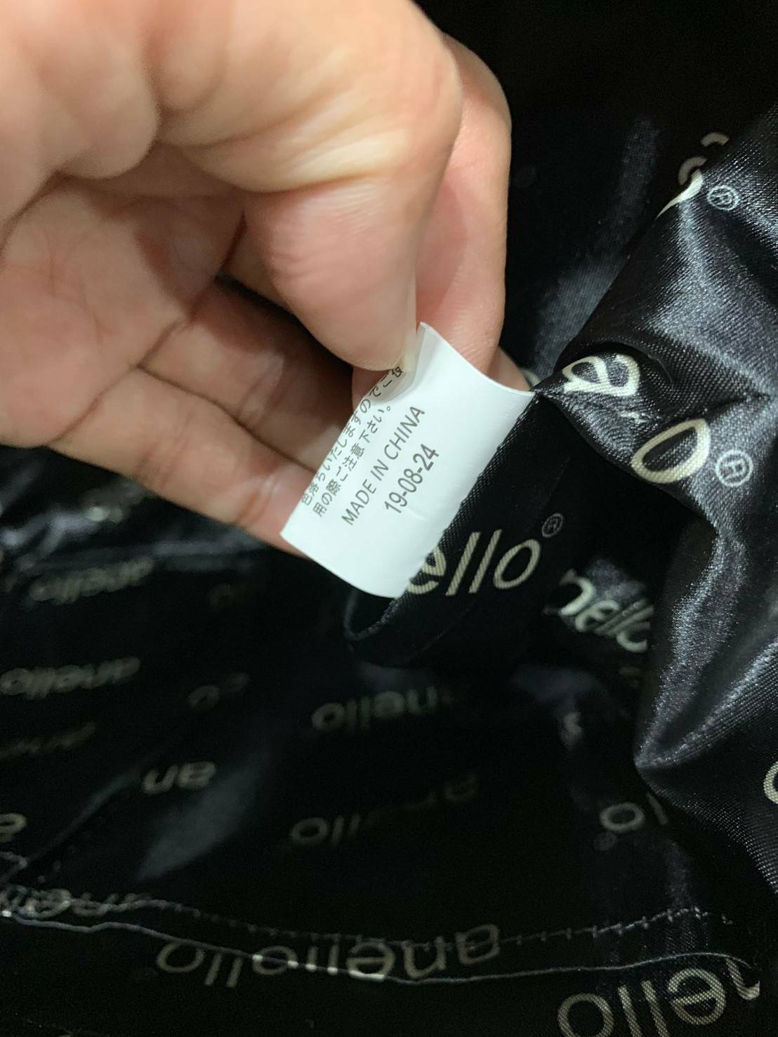 ANELLO MINI SHOULDER BAG MULTI COLOR OS-N047 รุ่นใหม่ชนช้อป!! กระเป๋าสะพายข้าง Multi Colors Collection สีสันสดใสสะดุดตา มี Logo เป็นยางนูนสีดำตัดกับสีกระเป๋า ทำให้ดูน่าใช้มากยิ่งขึ้น (Lining anello) วัสดุpolyester มีลักษณะเฉพาะตัวด้วยสี Two Tone ทั้งตัวกร