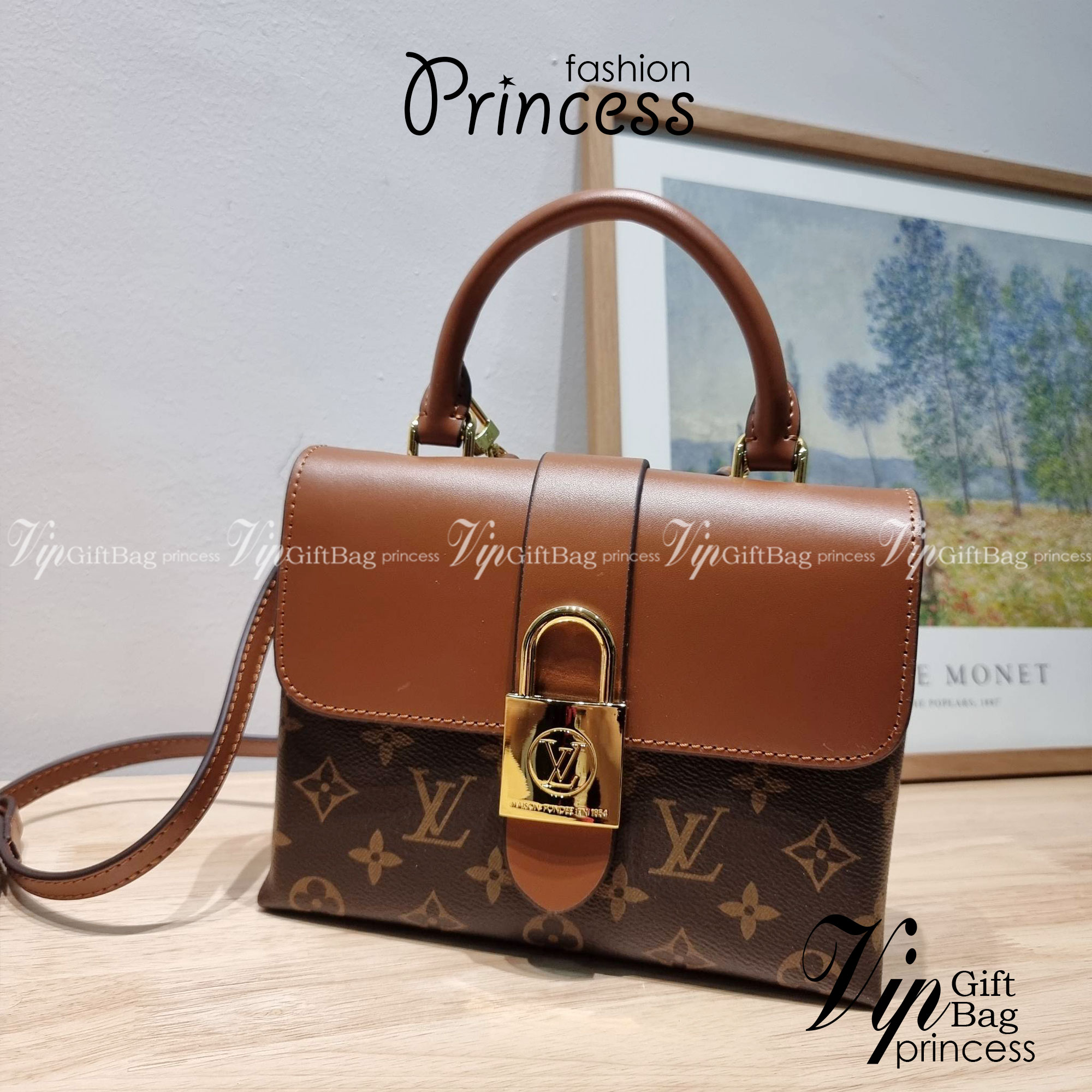 LV LOCKY BB MONOGRAM กระเป๋าสะพายข้าง ดีไซน์หรู ใหม่ล่าสุด สวยถึงบ้านได้ก่อนใคร มีใช้เลิศๆทันปีใหม่แน่นอน คุ้มที่สุด โดดเด่นด้วยอะไหล่ดัมมี่รูปกุญแจสีทอง