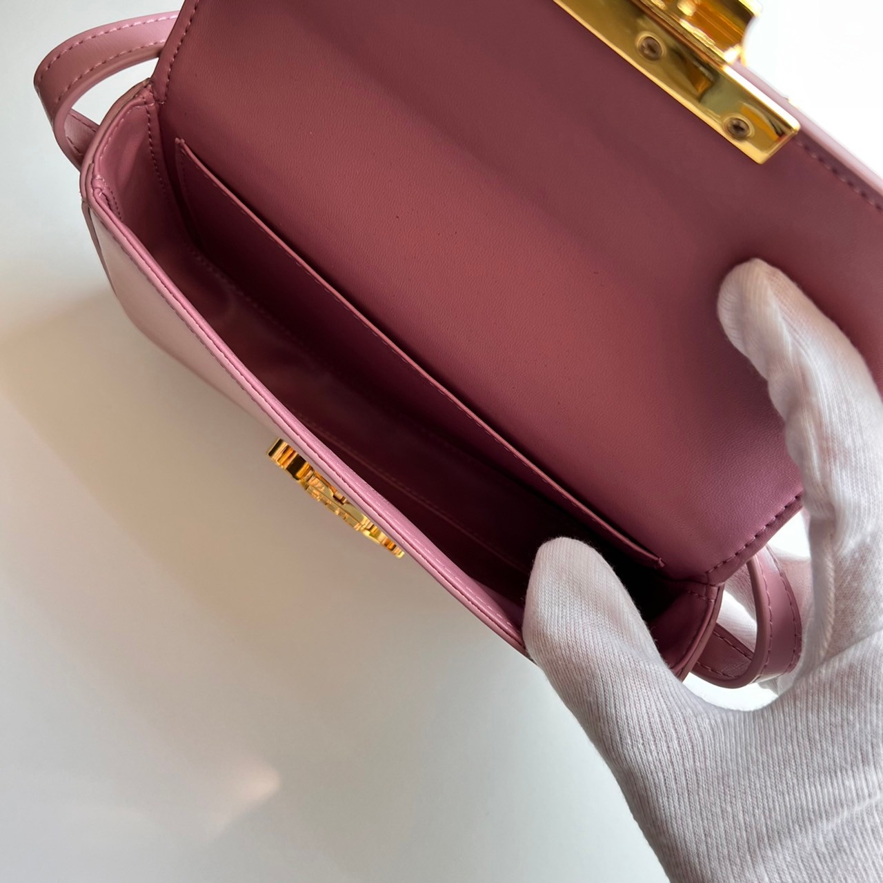 พร้อมส่งที่ไทยแล้วกับ CELINE TRIOMPHE SHOULDER BAG งานหนังเรียบสวยมาก กับสีโทนหวานๆ สาวๆ สายคิ้วห้ามพลาดเลยน้าาา ลวดลายสวยหรู ด้านในเปิดด้วยด้วยที่บีบโลโก้อะไหล่ทอง จุของได้กำลังดี ใส่โทรศัพท์ กระเป๋าสตางค์ใบสั้น ของจุกจิกได้ เหมาะกับสาวๆในวันที่อยากครอสบ