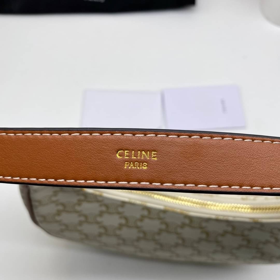 หนังแท้ CELINE AVA / CELINE Vintage Classic Ava bag 1 ใน คอลเลคชั่น “Triomphe Canvas” มาพร้อมสายสะพายไหล่ที่ปรับความยาวได้ และเนื่องจากช่วงล่างของกระเป๋ามีขนาดใหญ่กว่าช่วงบน จึงทำให้ไม่เสียทรงเมื่อเราใส่สิ่งของอย่างกระเป๋าสตางค์หรือโทรศัพท์มือถือ หากดูภาพ