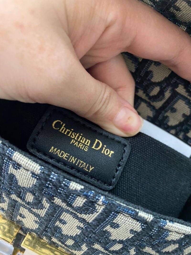 17cm CHRISTIAN DIOR 30 MONTAIGNE BAG ไอเท็มหายาก!! Best seller!! ยกให้น้องเลย!! กระเป๋าทรงกะทัดรัด มี 2 ขนาด ดีไซน์เรียบหรูในความเป็นเอกลักษณ์ ใช้งานง่าย สะดวก ใช้งานได้ทุกโอกาส แนะนำเป็น everyday bag ติดตัวไว้เลยจ้าสาวๆ