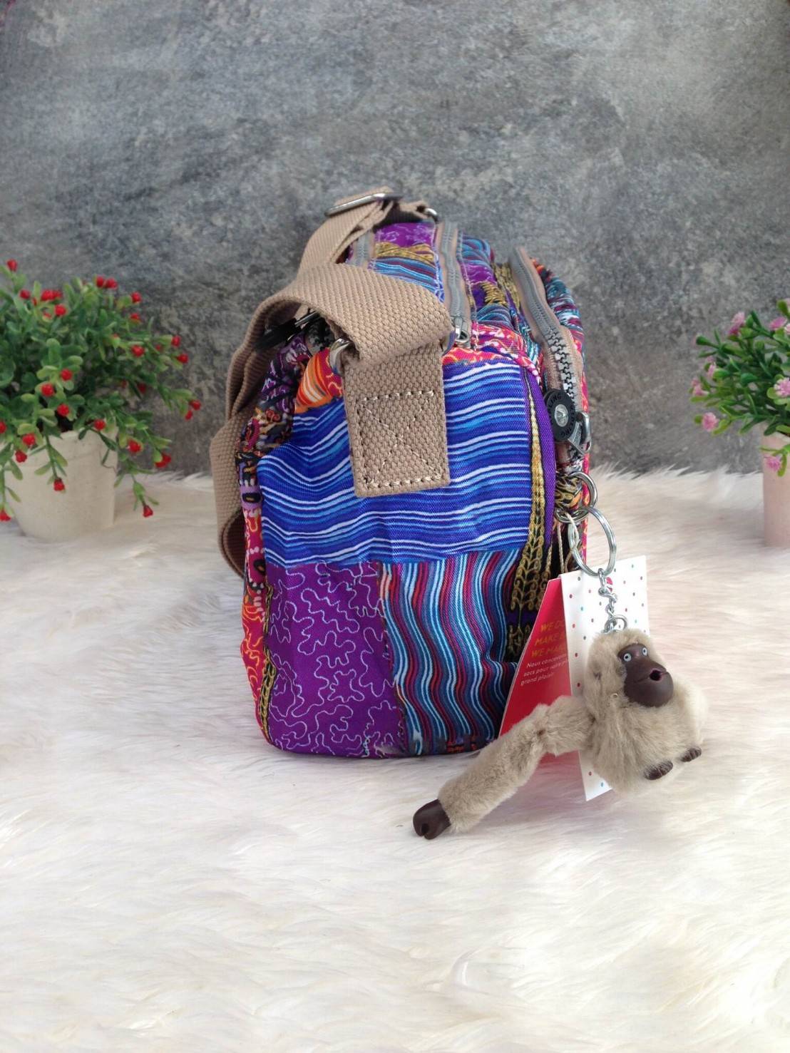 🎄กระเป๋าสะพาย KIPLING รุ่น Reth วัสดุไนล่อนคุณภาพดี มาพร้อมดีไซน์ทันสมัย และสามารถใช้งานได้อย่างดี เข้ากับทุกการแต่งตัว โดดเด่นด้วยพื้นที่ภายในและช่องต่างๆ ที่ให้คุณจัดเก็บของสำคัญได้ครบถ้วน ไม่ว่าจะเป็นมือถือ ปากกา หรือไอเท็มจำเป็นของคุณ สายสามาร