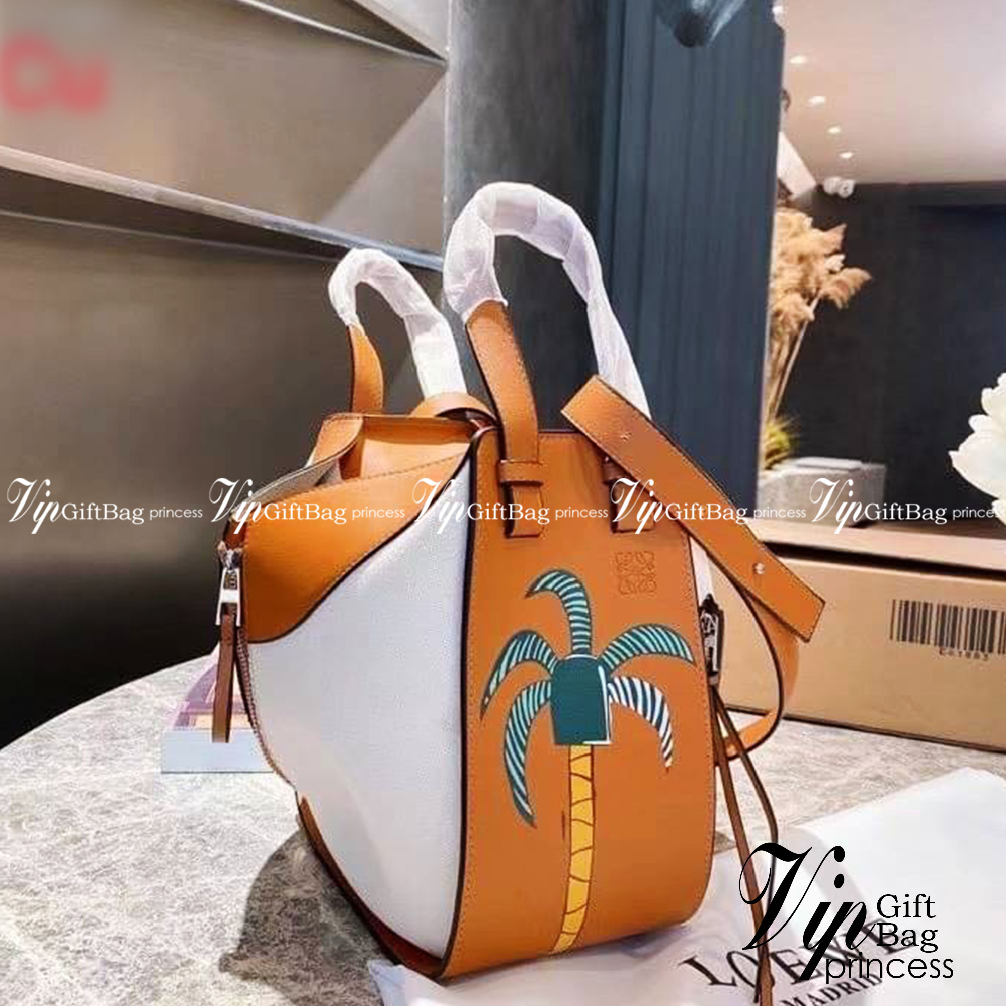 Loewe Hammock Bag / Loewe Small Hammock Leather Bag กระเป๋าถือหรือสะพาย รุ่น Rare items สุดๆ หนังสวยดีไซน์มีเอกลักษณ์ ใบขนาดกำลังดี น้ำหนักเบา สามารถปรับได้หลายทรง ด้านข้างมีซิปปรับขยายได้ ภายในโล่งกว้าง ใส่กระเป๋าสตางค์ กล้อง มือถือ ของใช้ได้เยอะ