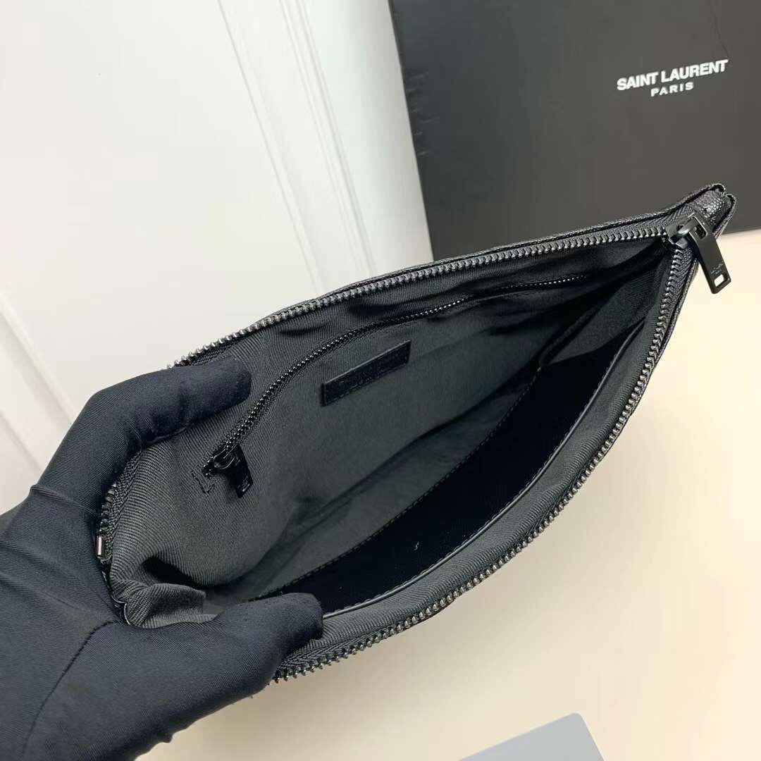 YSL Clutch Pouch in Matelasse Leather Bag กระเป๋าทรงคลัช/ทรงพอชสุดชิค ดีไซน์เรียบหรู โดดเด่นด้วยโลโก้ด้านหน้า เพิ่มดีเทลความผู้ดี พกพาง่าย ใช้งานสะดวกพร้อมสายคล้องมือ