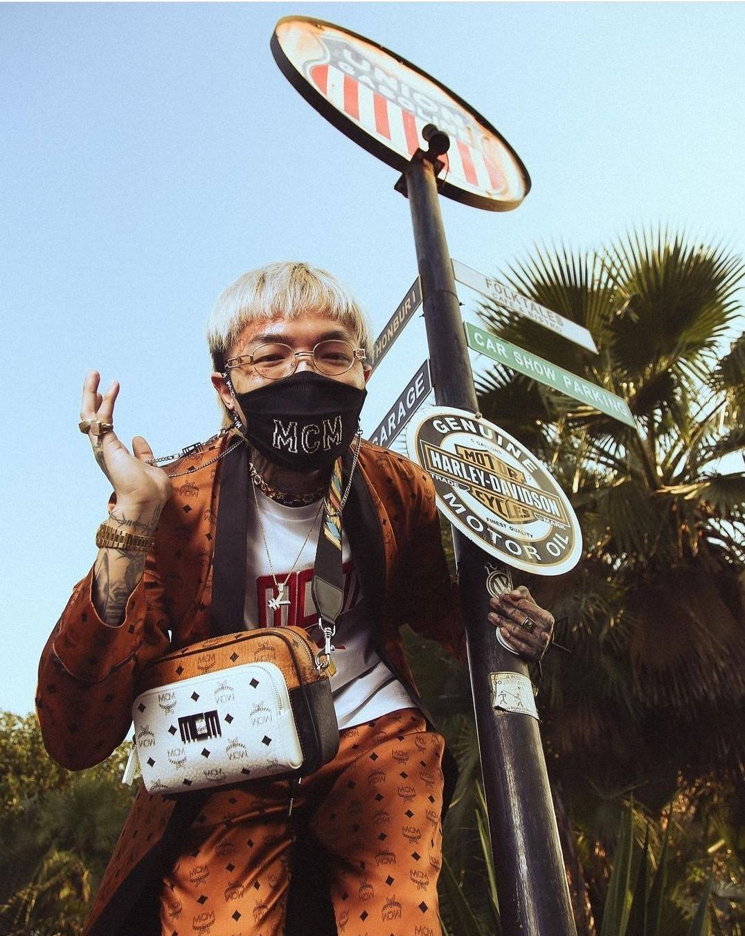 M.C.M KLASSIK CROSSBODY IN VISETOS MIX คลาสสิคสมชื่อ!! กระเป๋าสะพายข้างทรงครอสบอดี้ ดีไซน์มิกซ์แอนด์แมทช์สุดคูล ใหม่ล่าสุด เท่ได้ไม่ซ้ำใคร โลโก้โลหะรมดำดูมีเสน่ห์ วัสดุหนังแคนวาสคุณภาพดี มีช่องหลัก 2 ช่อง เปิด-ปิดด้วยซิป ด้านหลังมีช่องย่อยอีกหนึ่ง ภายในโล