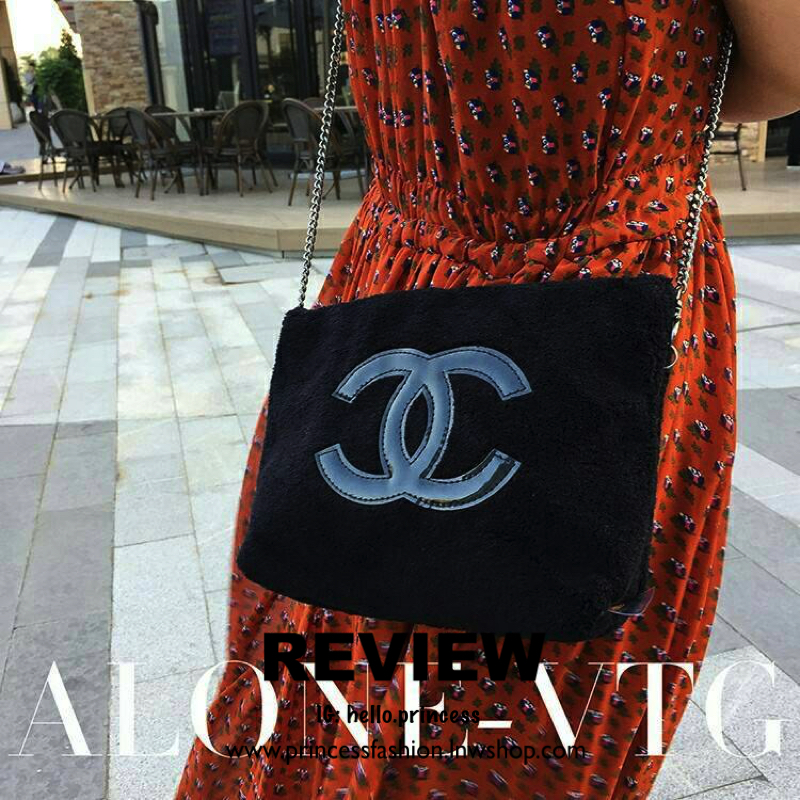 Must Have item 2018 !! รุ่นขายดีในตำนาน Chanel Black Clutch bag งานพรีเมี่ยมกิ้ฟท์จากเคาเตอร์แบรนด์ดัง ของแท้จากแบรนด์ chanel ขนาดกะทัดรัด สะพายพร้อมสายโซ่ *อะไหล่เงินรมควัน ผ้าขนสัตว์ฟูนุ่ม ด้านหน้า ปิดเปิดด้วยซิปที่จับปั้มแบรนด์ ด้านในมีช่องใส่ของเล็กแย