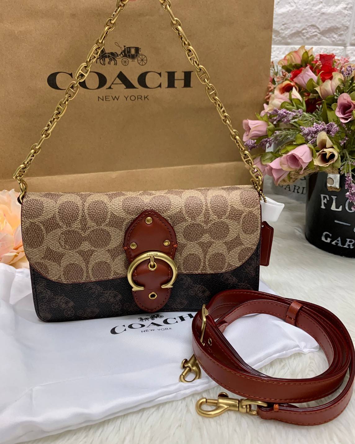 Coach Beat Crossbody Clutch In Signature Canvas With Horse And Carriage Print 🌈พร้อมส่งรุ่นใหม่ล่าสุดค่ะ ได้ไปไม่ผิดหวังแน่นอนค่ะ! กระเป๋าหิ้วได้//คลัทออกงานได้//สะพายครอสบอดี้ร์ได้ สุดคุ้ม! หนังแท้อย่างดี smooth leather ค่ะ