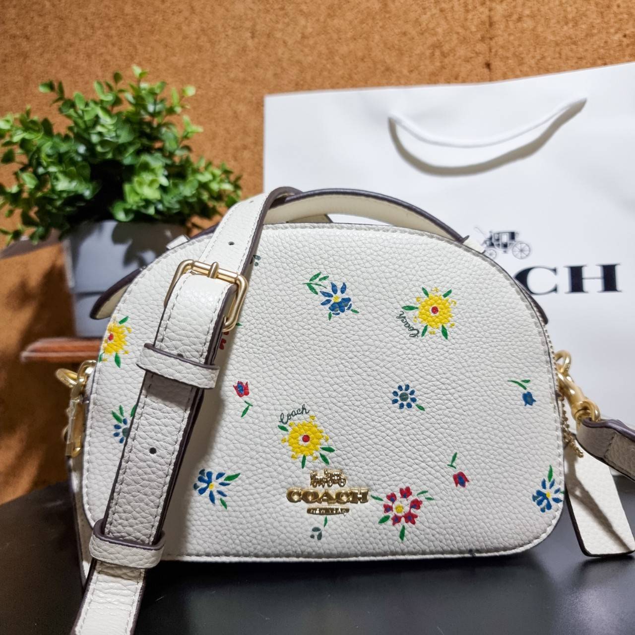 COACH C4252 SERENA SATCHEL WITH WILD MEADOW PRINT อีกหนึ่งคอลเลคชั่นตัวท็อป ที่ขายได้ตลอดปี ดีไซน์ใหม่ล่าสุด สไตล์คุณหนู ลุคหวานๆ กระเป๋าสะพายข้าง สวยอยู่ทรง สะพายขับผิวเป็นที่สุด วัสดุหนัง pepble สัมผัสนิ่ม เปิด-ปิดด้วยซิป 2 ช่องหลัก ภายในเป็นช่องโล่ง เก