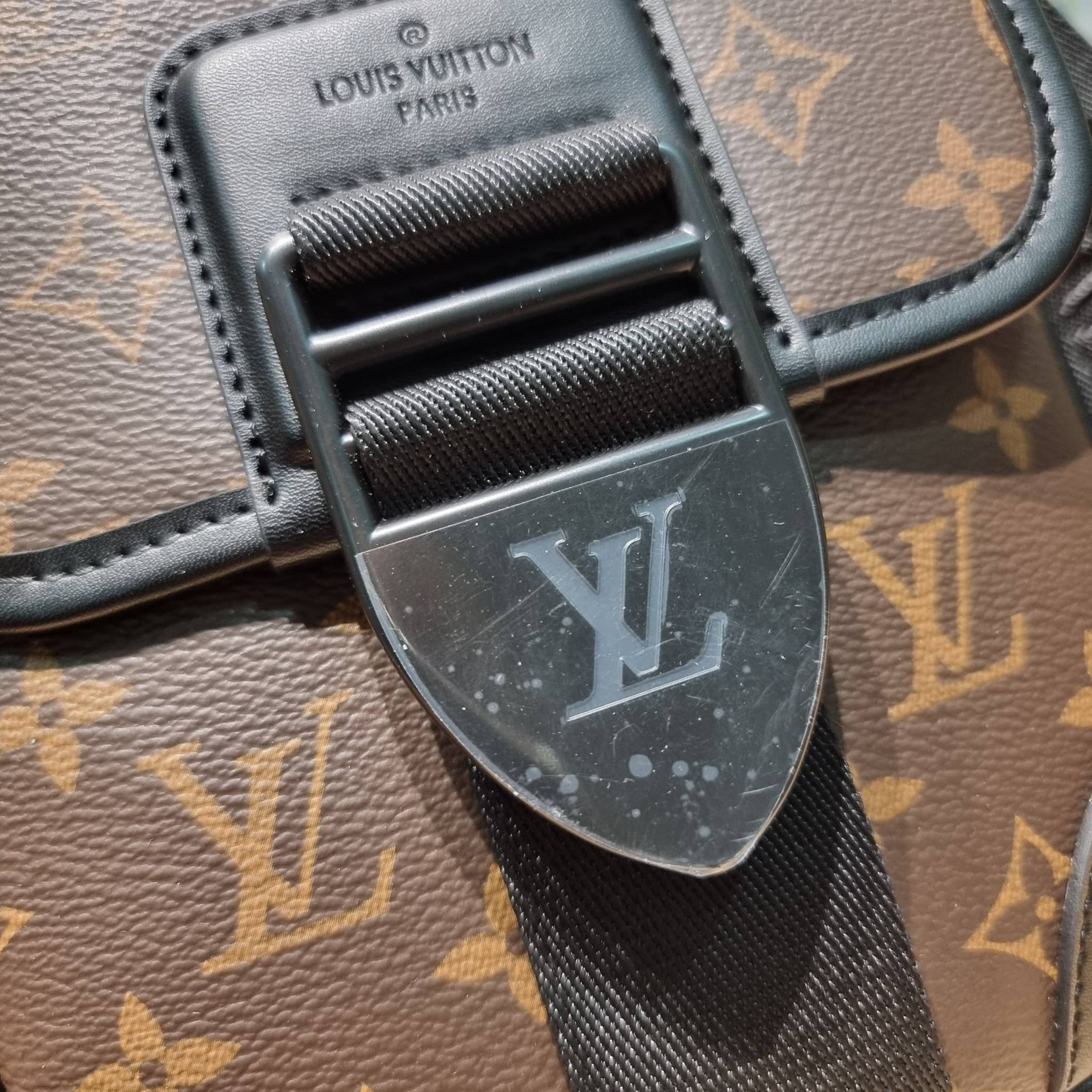 LV S-Lock Vertical wearable wallet กระเป๋าสะพายข้างสำหรับหนุ่มๆ LV crossbody bag ใหม่ล่าสุด ได้ชิคๆเท่ๆก่อนใคร ไม่ต้องรอพรีฯ ราคาดีวัสดุหนังแคนวาสคุณภาพดี ดีไซน์ดูแพง