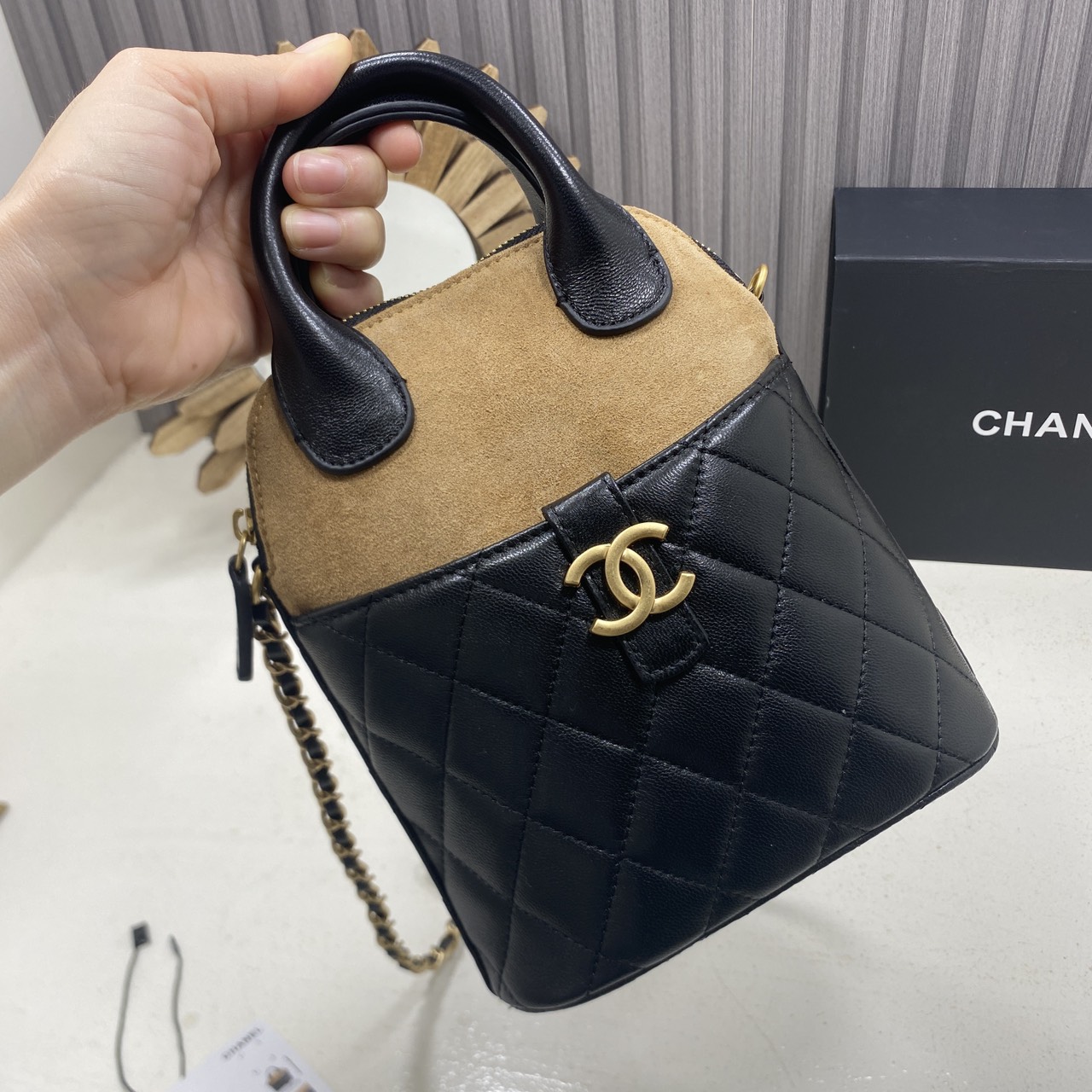 ORI หนังแท้ | Chanel Clutch with chain Suede Leather กระเป๋าถือรูปทรงใหม่ งานทูโทนหนังและหนังกลับ ตัดสีน้ำตาลดำอย่างลงตัว สวยโดดเด่น ใหม่ล่าสุด ในคอลเลกชัน Métiers d’art ปี 2024/25