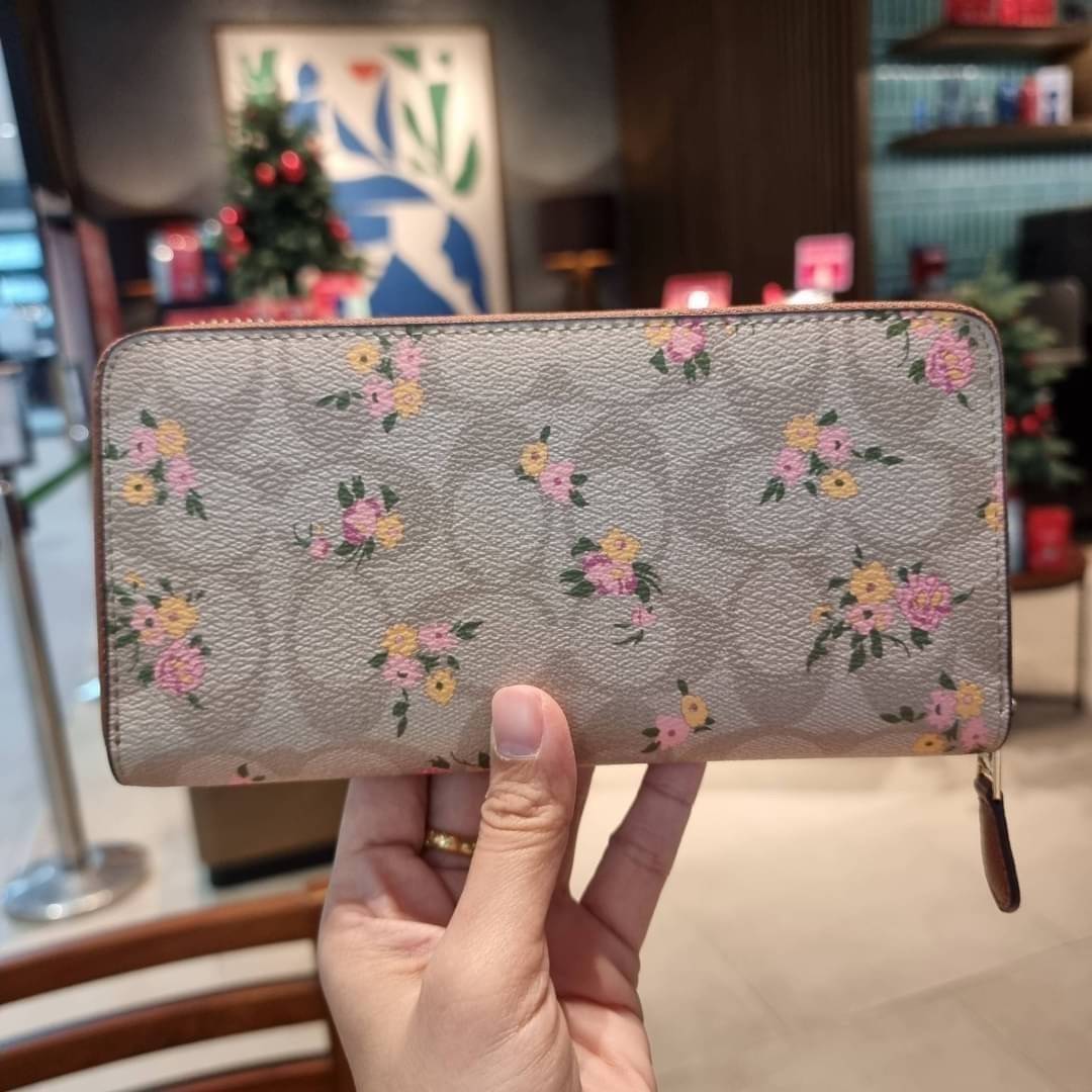 COACH ACCORDION ZIP WALLET IN SIGNATURE CANVAS WITH DAISY BUNDLE / MEADOW PRAIRIE / SPACED WILDFLOWER / DAISY BUNDLE PRINT C0033/F31778/69832 กระเป๋าสตางค์ใบยาว ลวดลายน่ารักน่าใช้มากๆ พื้นเป็นลายซีเอกลักษณ์ วัสดุหนังแคนวาสเคลือบลาย เปิด-ปิดด้วยซิปรอบ ใส่ม