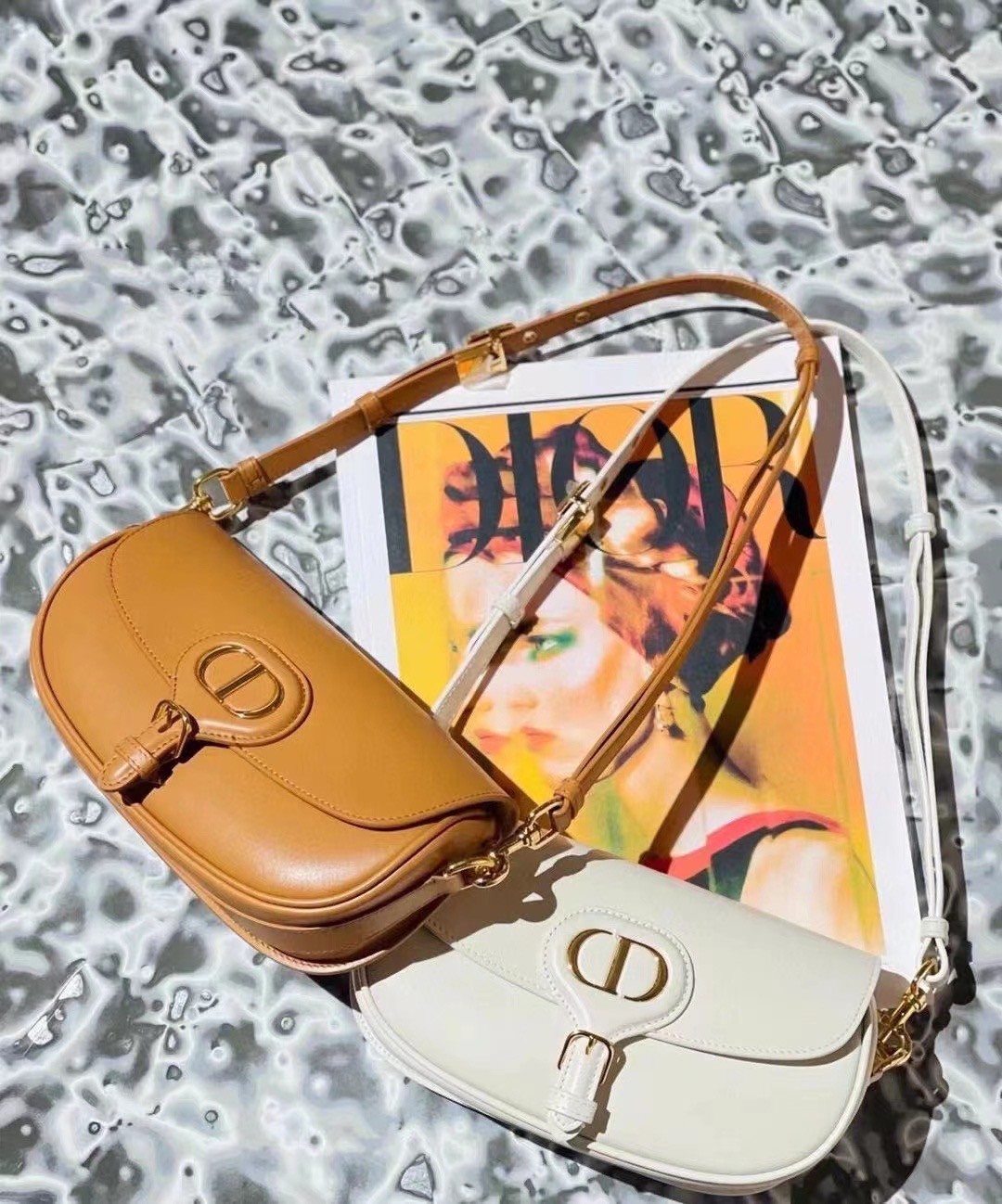 หนังแท้ DIOR BOBBY EAST-WEST BAG พร้อมส่งที่ไทย งานหนังแท้ทั้งใบเกรดออริจินอล ภาพสินค้าถ่ายจากงานขายจริง ใช้งานต่างประเทศได้ รุ่นใหม่ในฤดูกาลนี้ เพิ่มความทันสมัยให้กับซิลลูเอทของ Hobo ผ่านเส้นสายที่สง่างามและสัดส่วนที่กลมกลืนกัน สไตล์หนังลูกวัว โดดเด่นด้ว