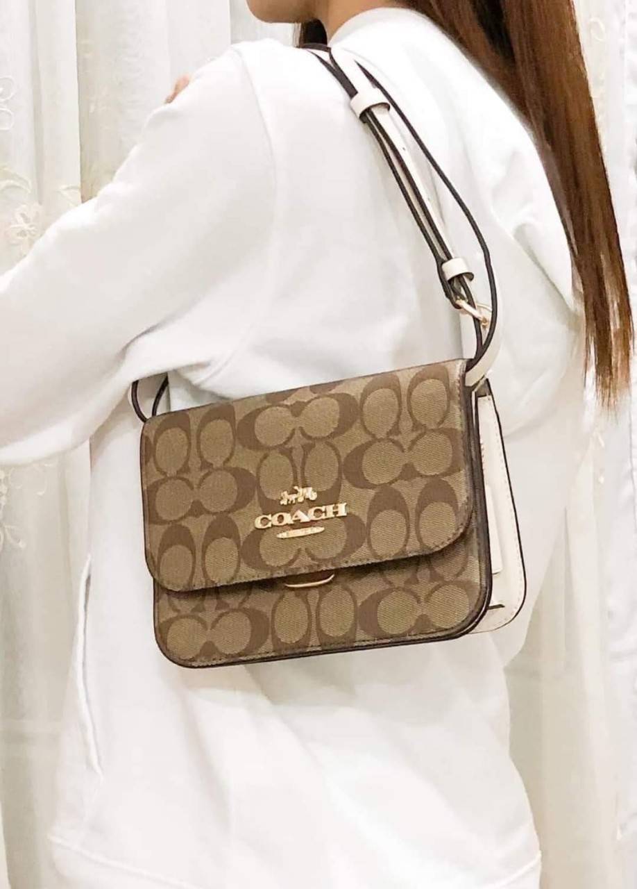 COACH MINI BRYNN CROSSBODY IN SIGNATURE CANVAS (COACH C5592)🍁สวยหรูหรา น่ารัก ด้วยลุคคุณหนู เกินเบอร์มาก!!//กระเป๋าถือ กระเป๋าสะพาย ลุคเก๋ ไซร์มินิ จะถือเป็นครัชแบบเลิศๆ หรือสะพายเป็นครอสบอดี้สุดชิลๆก็รอด// วัสดุหนังแคนวาสคุณภาพ ตกแต่งดีเทลหรูด้วย