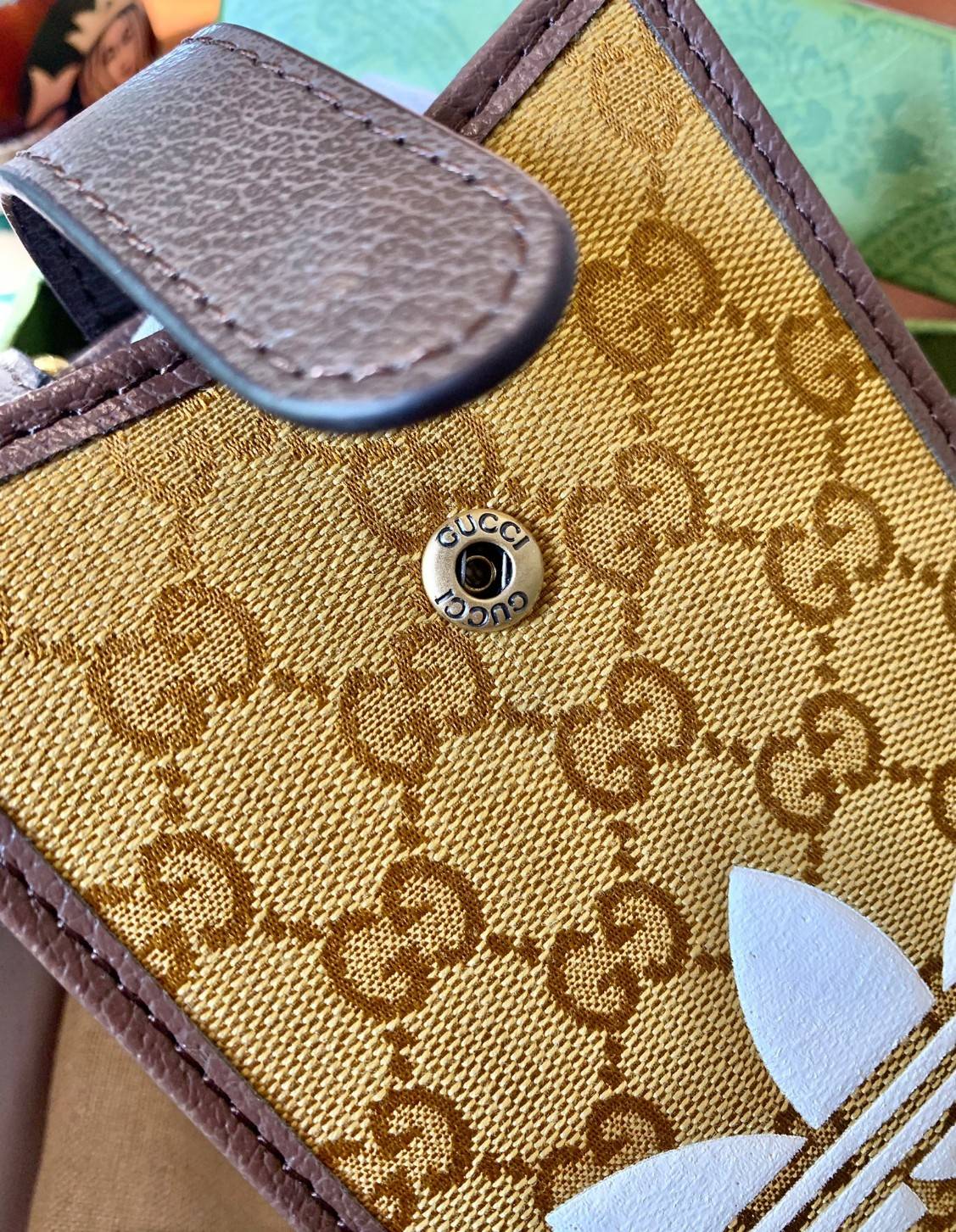 VIP 🥂 LIMITED EDITION Gucci x adidas Phone Case ไม่มีได้ยังไง สวยขนาดนี้ ที่หนุ่มๆสาวๆต้องมีติดตัวค่ะ 💙กระเป๋าใส่มือถือ หนังแท้ 🔺สีน้ำตาลอมเหลือง สัสดุJacquard ทอลายGG ค่ะ ด้านหน้าทั้ง3สี มีโลโก้แบรนด์แบบนูนอันเป็นสัญลักษณ์ของคอลเล