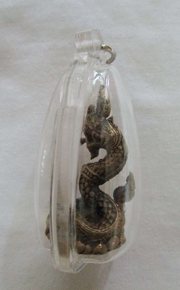 พญานาคองค์ใหญ่เนื้อทองเหลืองเลี่ยมกรอบใสพร้อมใบคาถาค่ะ