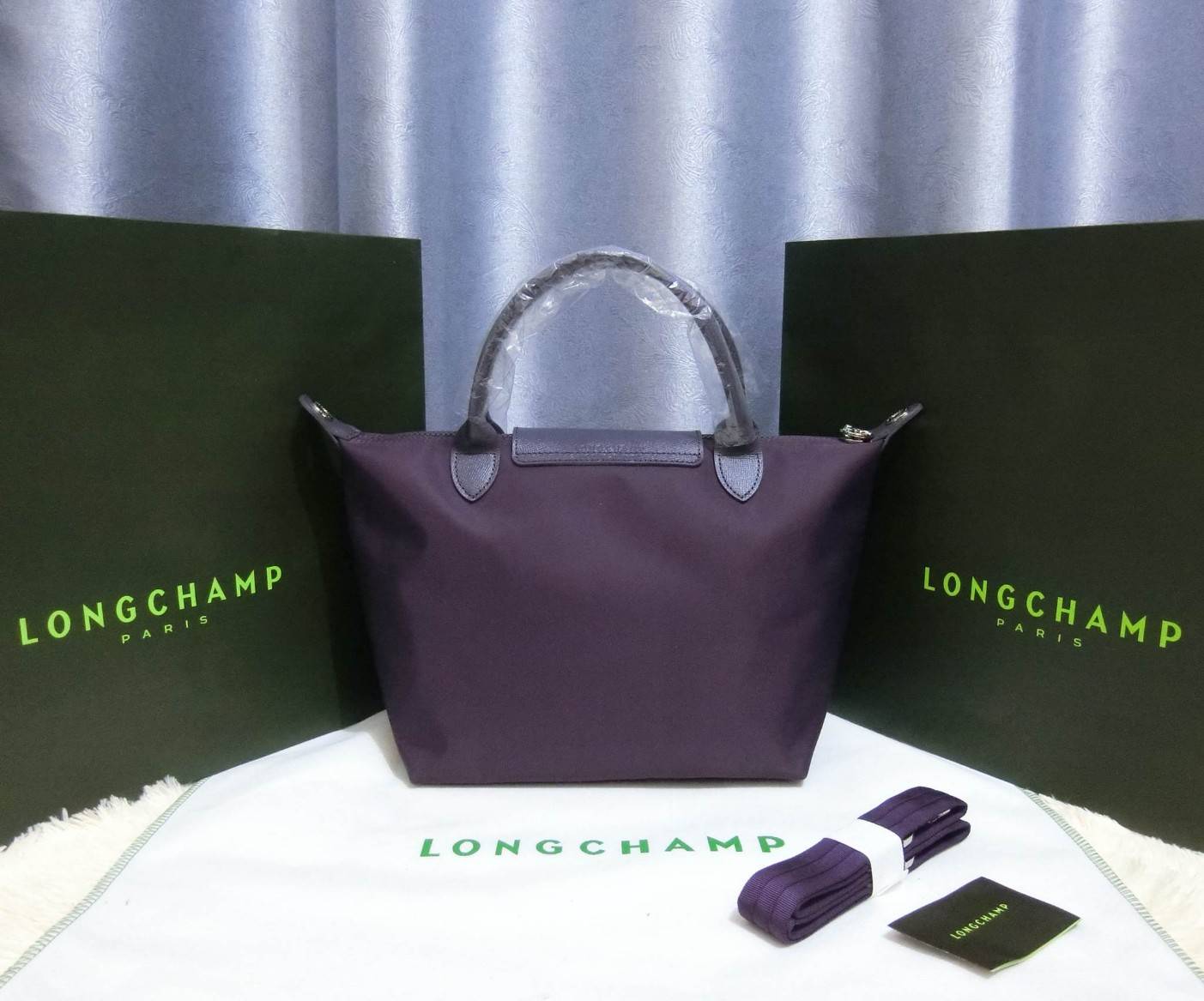 Longchamp Size S สินค้าใหม่ ของแท้!! เป็นล็อตผลิตเกินออเดอร์จากโรงงาน มาพร้อมการ์ด/ถุงผ้าแบรนด์/ถุงกระดาษแบรนด์ Size S: 25 x H. 23 x 16 cm. Color: Milberry 645 (ม่วง)