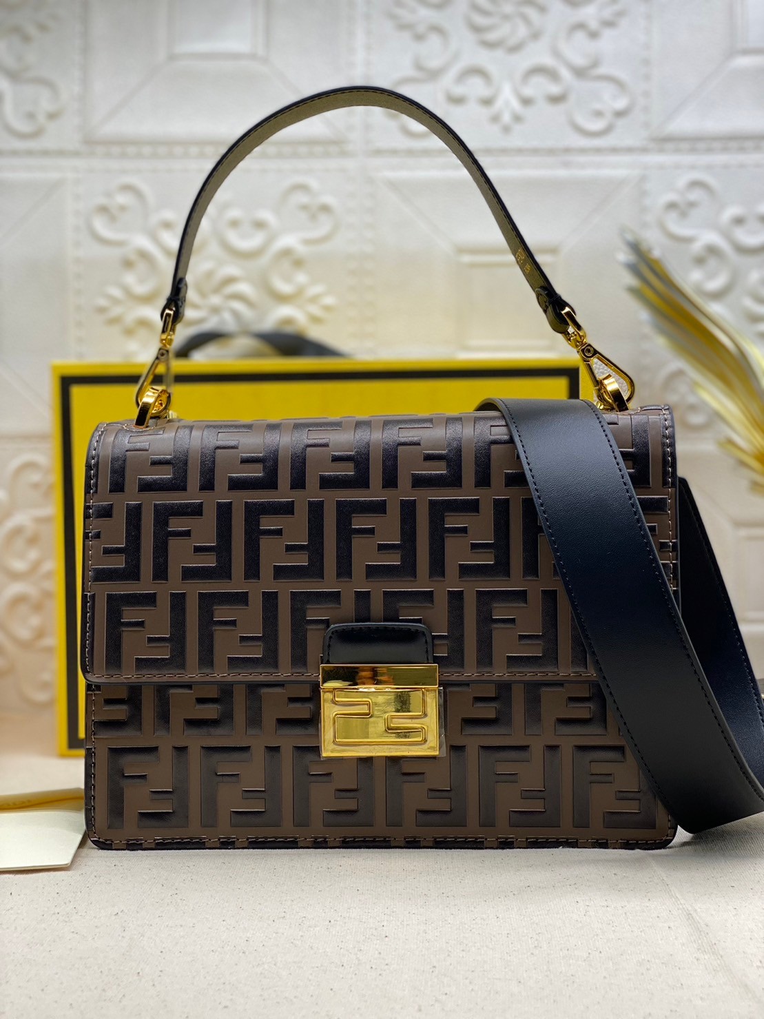 FENDI KAN leather bag เกรดออริจินอล สลับแท้ ด้วยสีและลวดลายคลาสสิกตามแบบแบรนด์ เข้าได้กับสาวๆ ทุกสไตล์ บ่งบอกความเป็น FF ได้อย่างสมบูรณ์แบบ โทนสีแมตช์กับเสื้อผ้าได้ง่าย