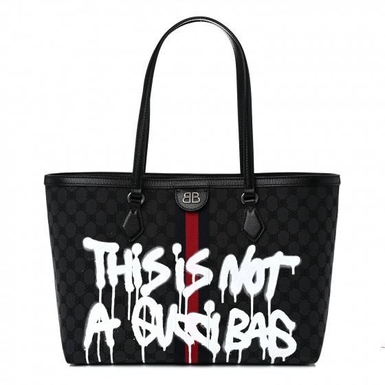 GG×BALEN MEDIUM OPHIDIA TOTE สุดครีเอท กับกระเป๋าช้อปปิ้งทรงโท้ท ใบใหญ่ สุดคุ้ม!! โดดเด่นด้วยลวดลายเพ้นท์กราฟฟิตี้ วัสดุผ้าแคนวาส ตัดแต่งเล่นขอบด้วยหนังแท้ ภายในโล่งกว้างมาก ใส่ของได้สบาย หิ้วไปเที่ยวต่างจังหวัด สะพายไปต่างประเทศตามใจ!! เลิศตรงที่ดีไซน์ใบ