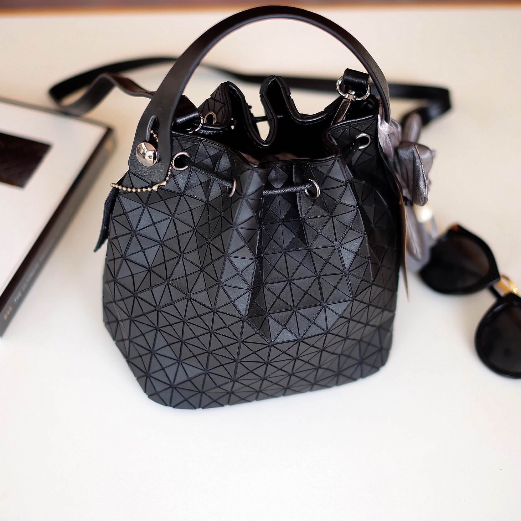 ทรงขายดี น่ารักมาก David Jones Bucket Leather (bag) กระเป๋าสะพายข้างดีไซน์เกร๋มาก สีดำสวยมาก #chic รุ่นนี้ รูปแบบน่ารัก แอบเก๋ด้วยดีไซด์ของตัวกระเป๋า และที่มัดสายกระเป๋า ภายในมีช่องเก็บของจุกจิกได้ #ฟรีพวงกุญแจน้องกระต่ายสุดน่ารัก #มีถุงผ้าแบรนด์ให้คะ #ใบ